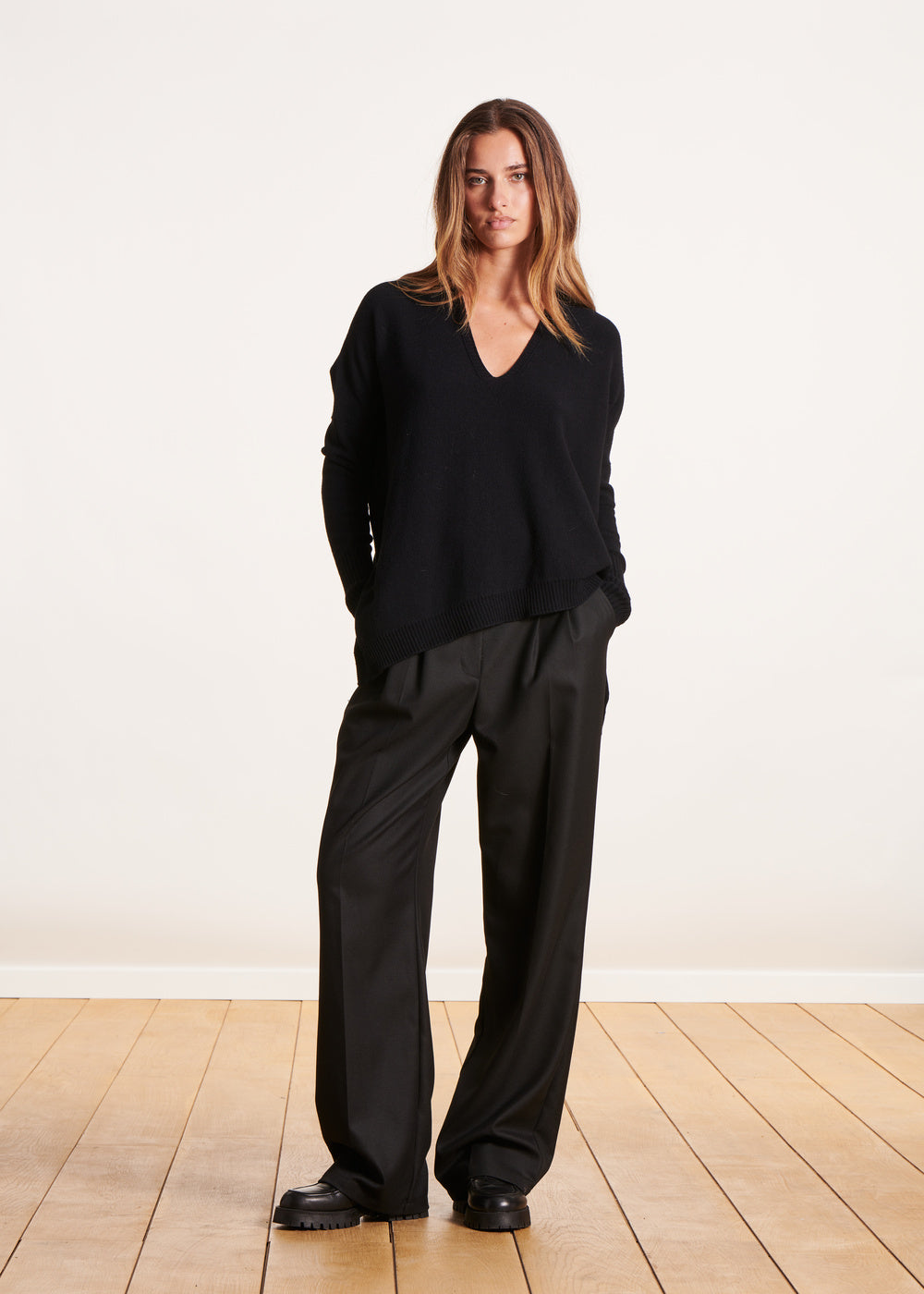 Pull noir oversize asymétrique en maille fine