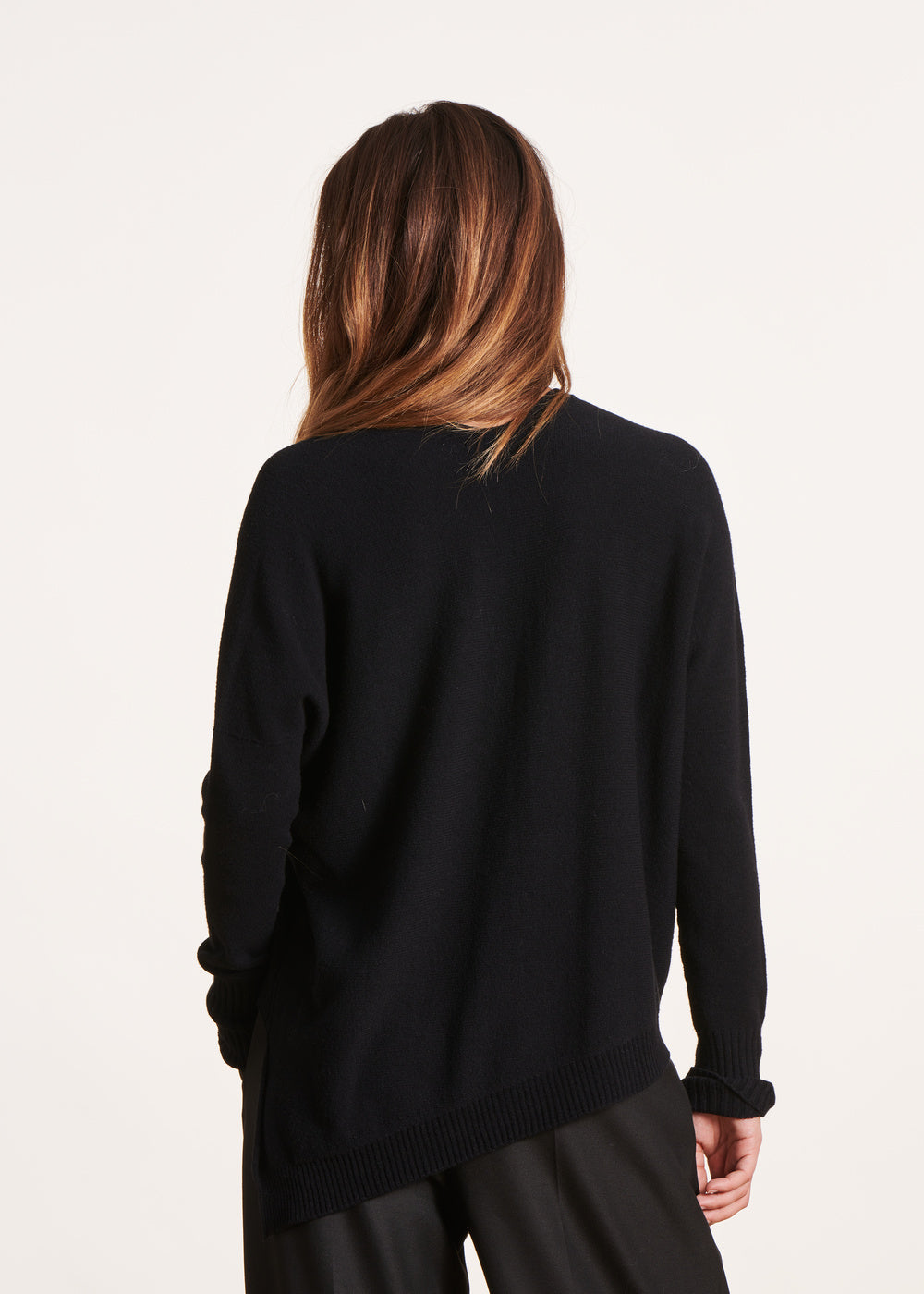 Pull noir oversize asymétrique en maille fine