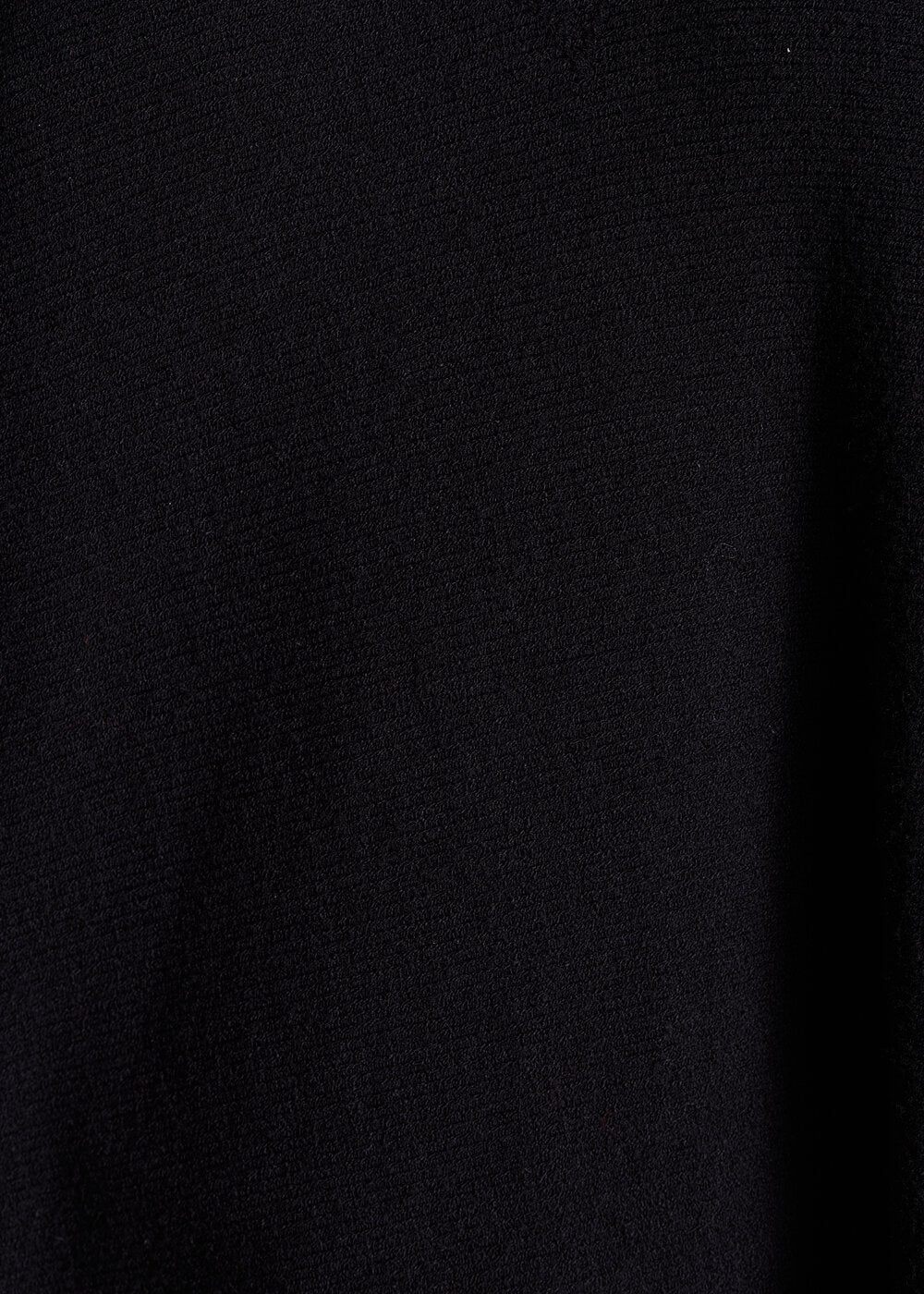 Pull noir oversize asymétrique en maille fine