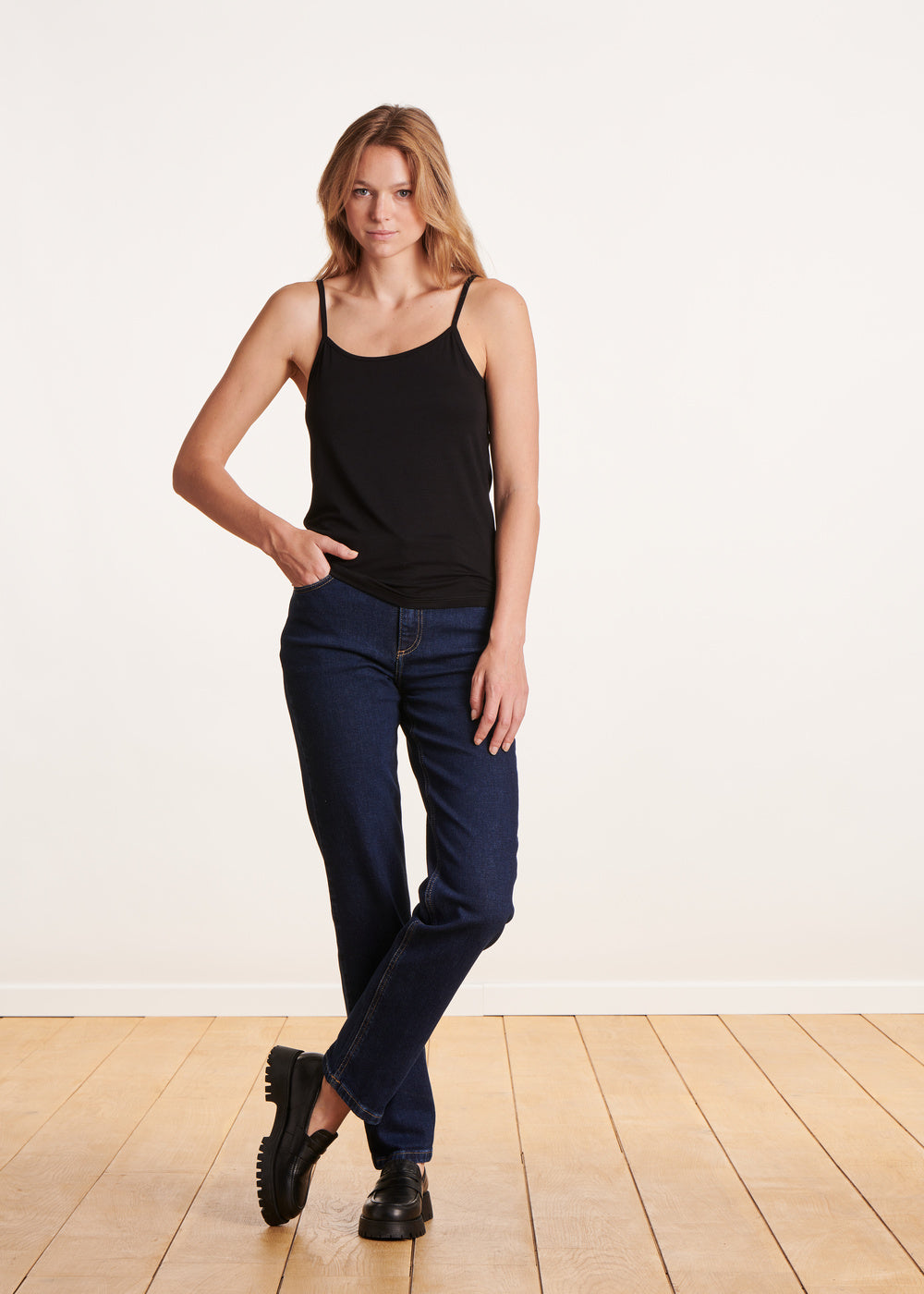 Top noir à bretelles