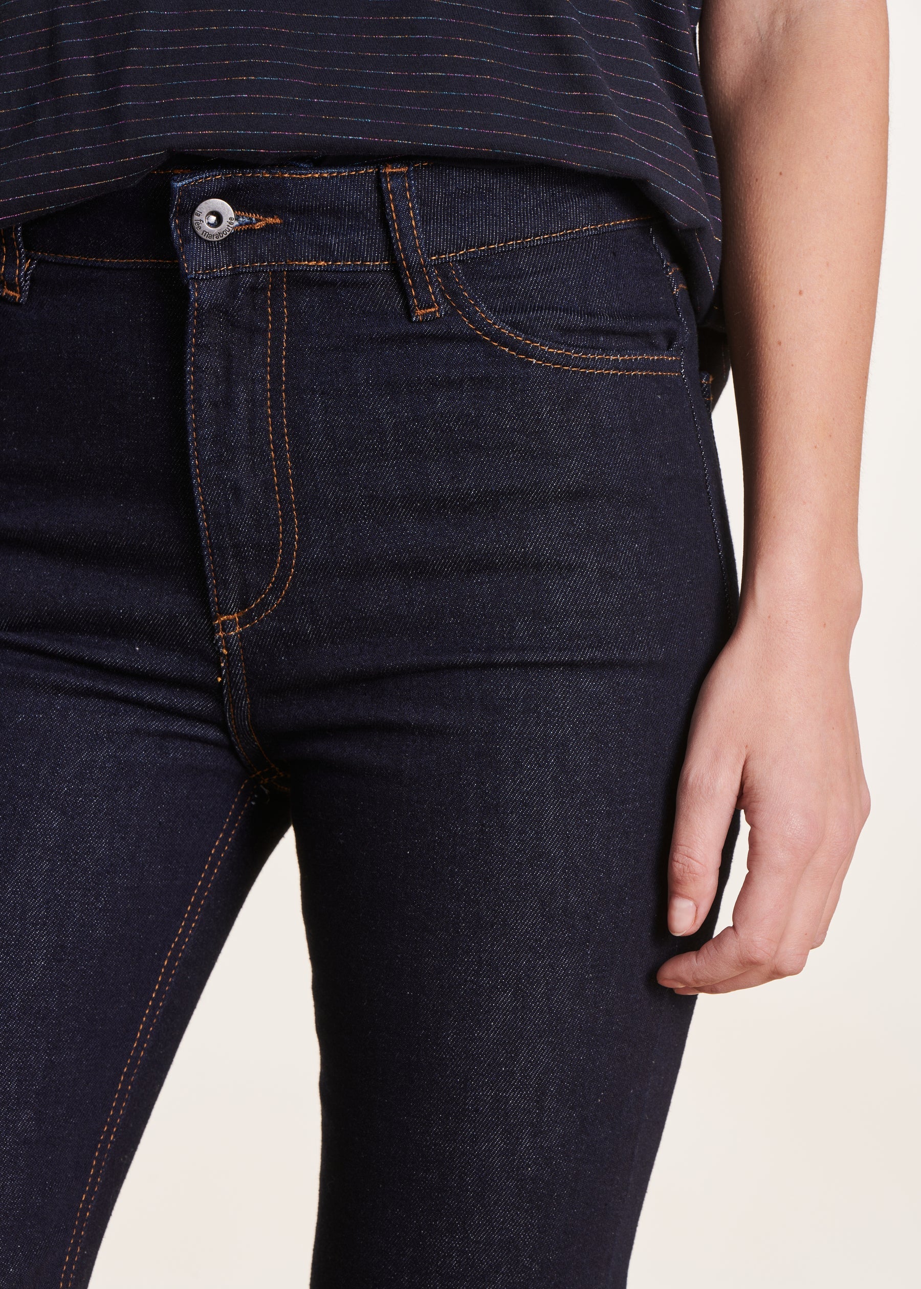 Jean foncé cropped en coton biologique