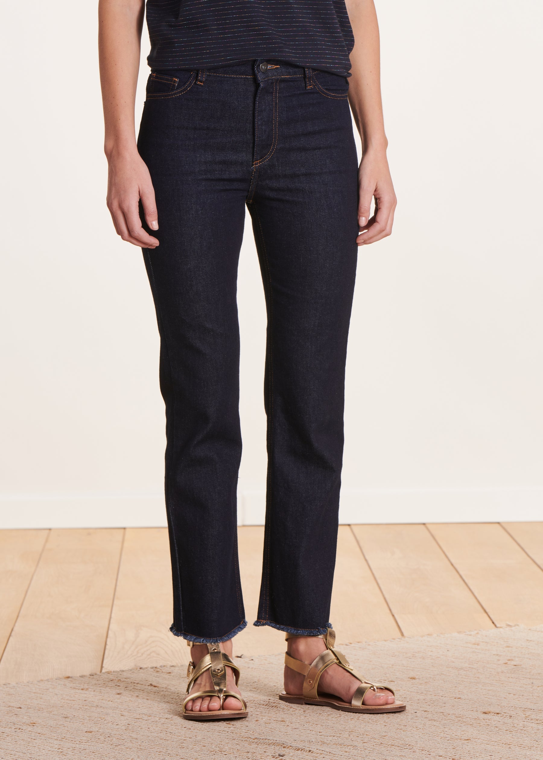 Jean foncé cropped en coton biologique