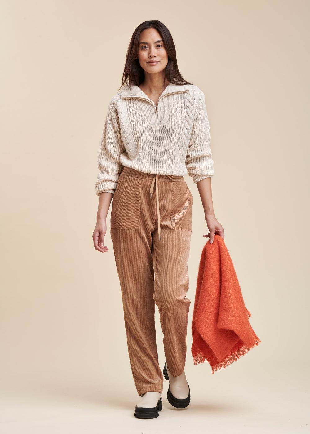 Pantalon velours coupe carotte