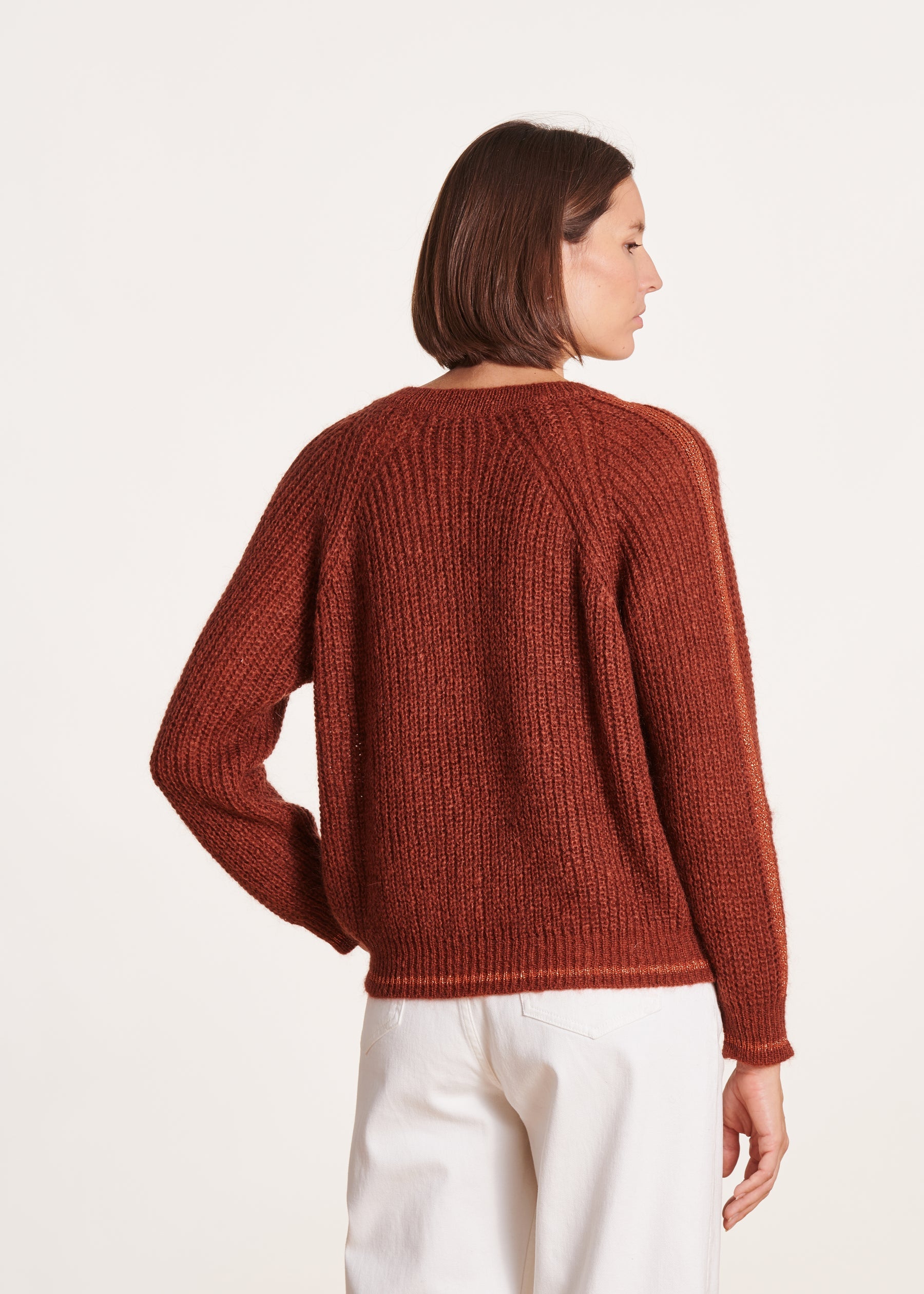 Pull terracotta encolure V avec maille irisée