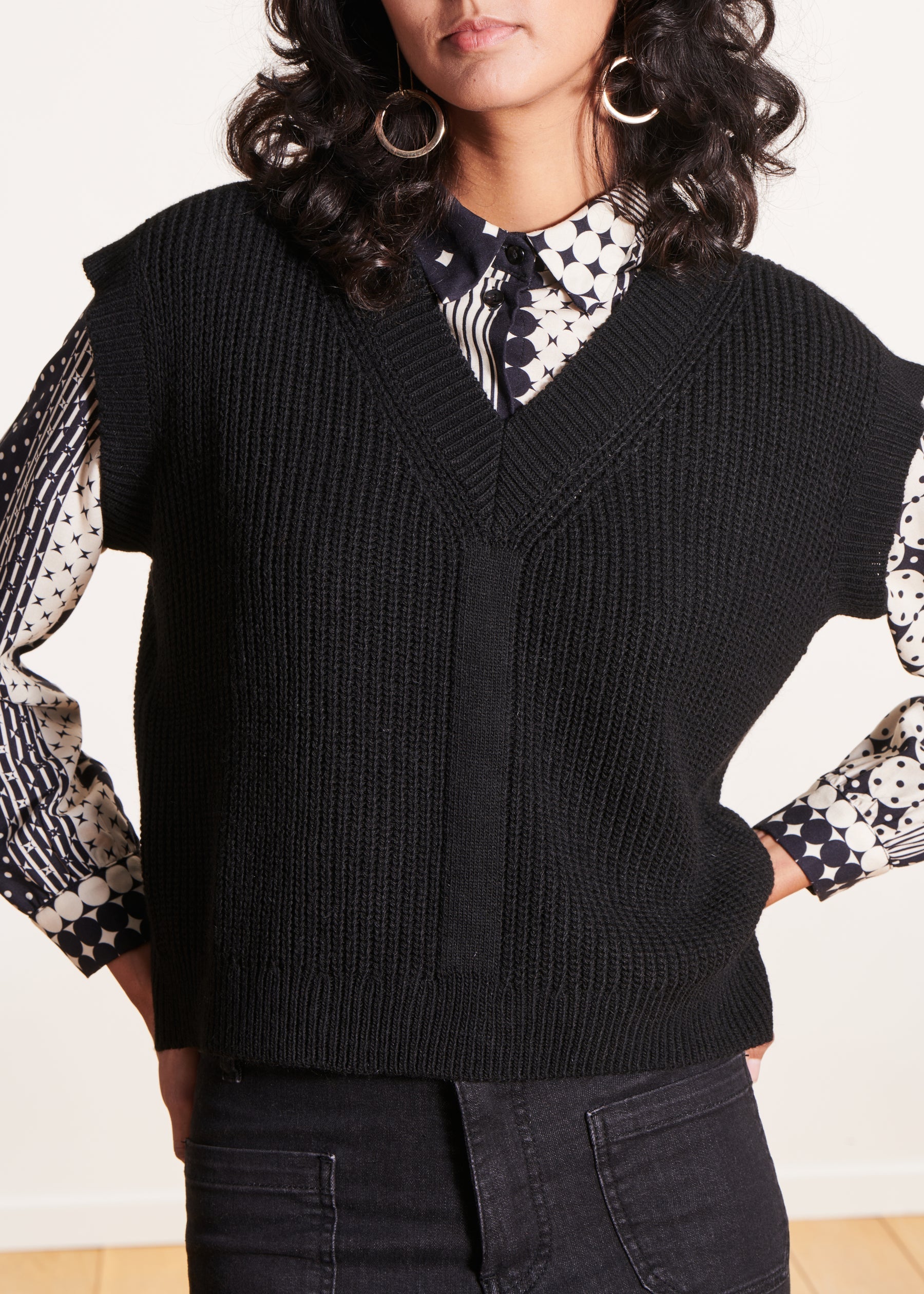 Pull noir sans manches en maille côtes perlées