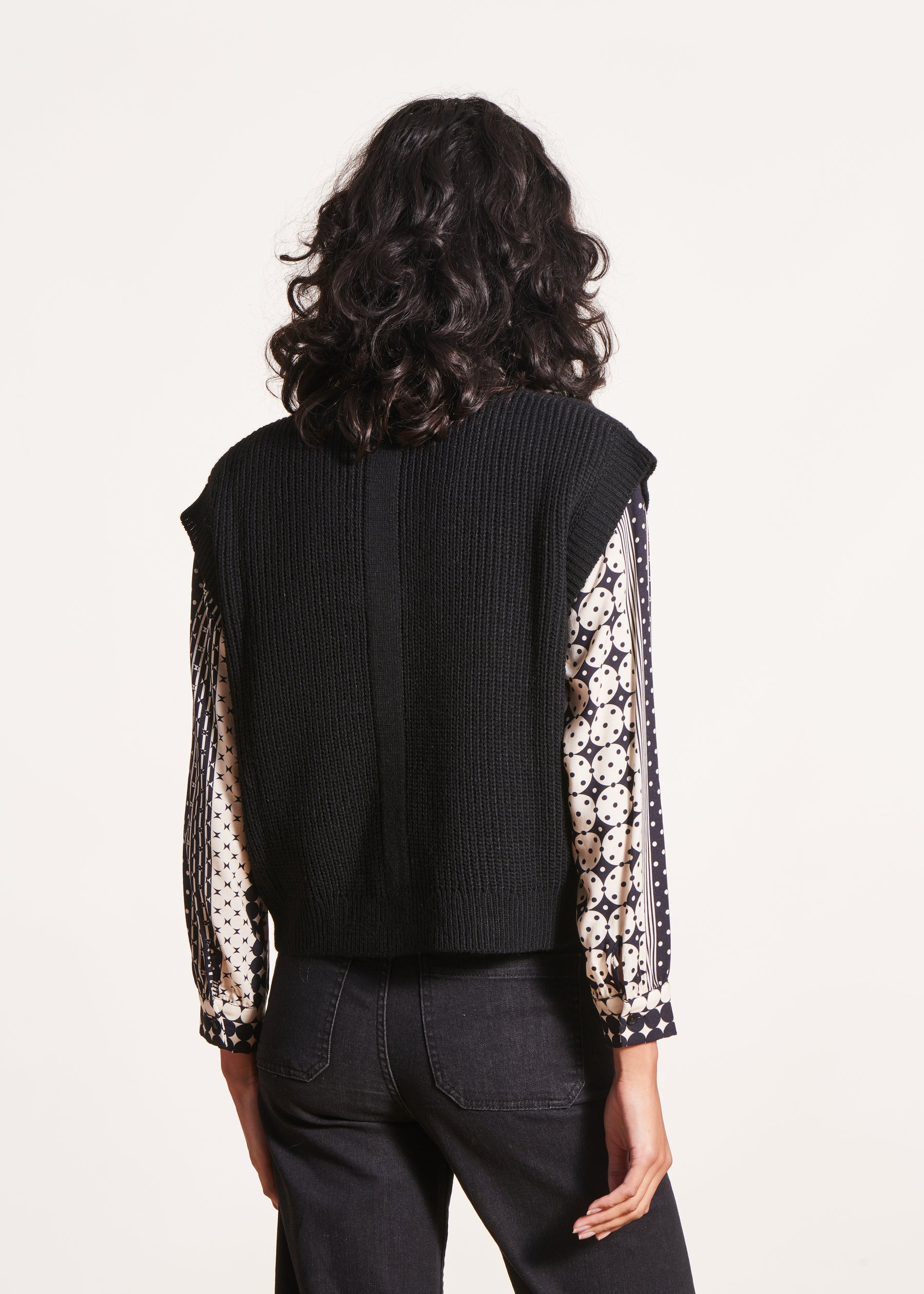 Pull noir sans manches en maille côtes perlées