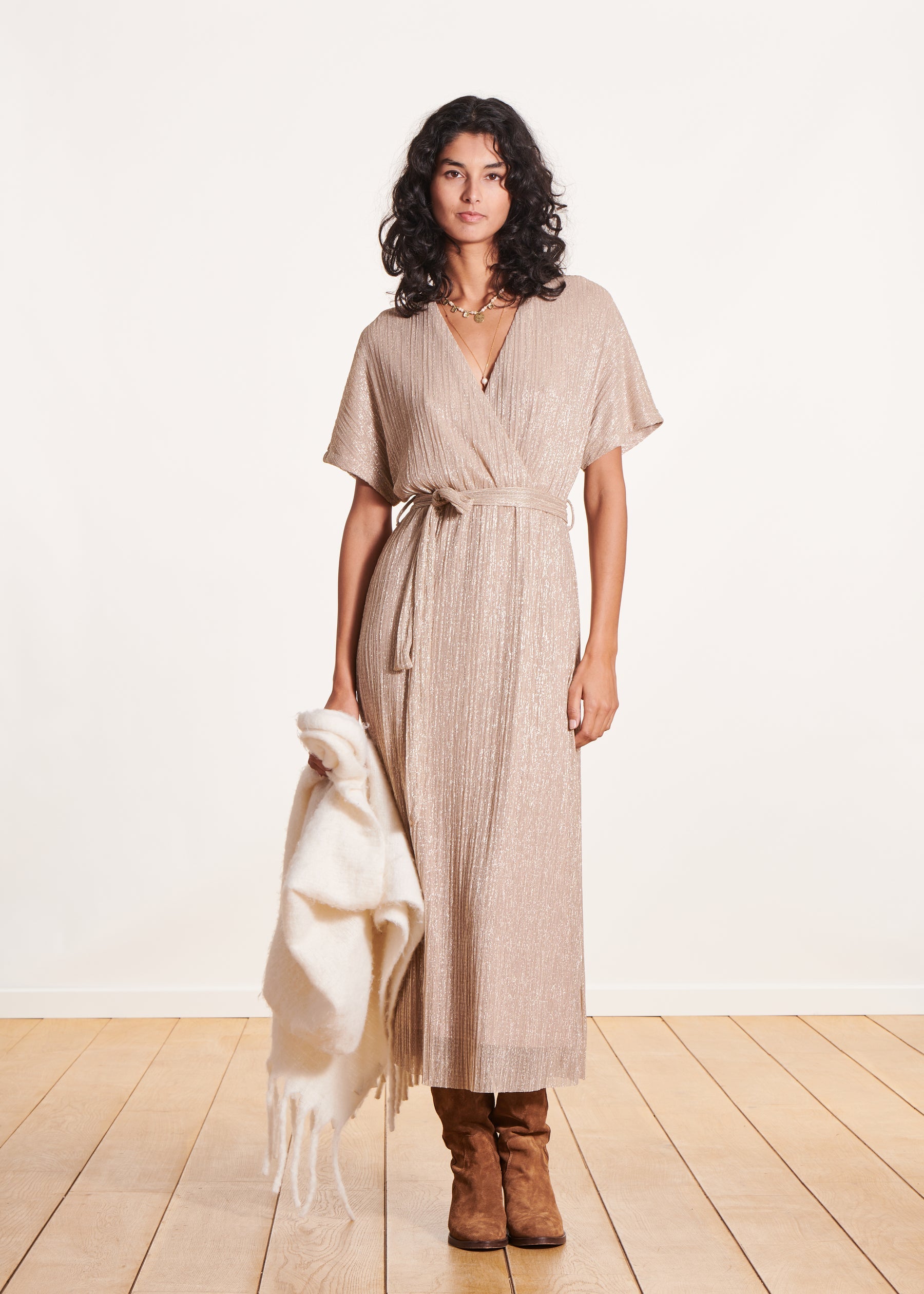 Robe mi-longue cintrée dorée à paillettes manches courtes