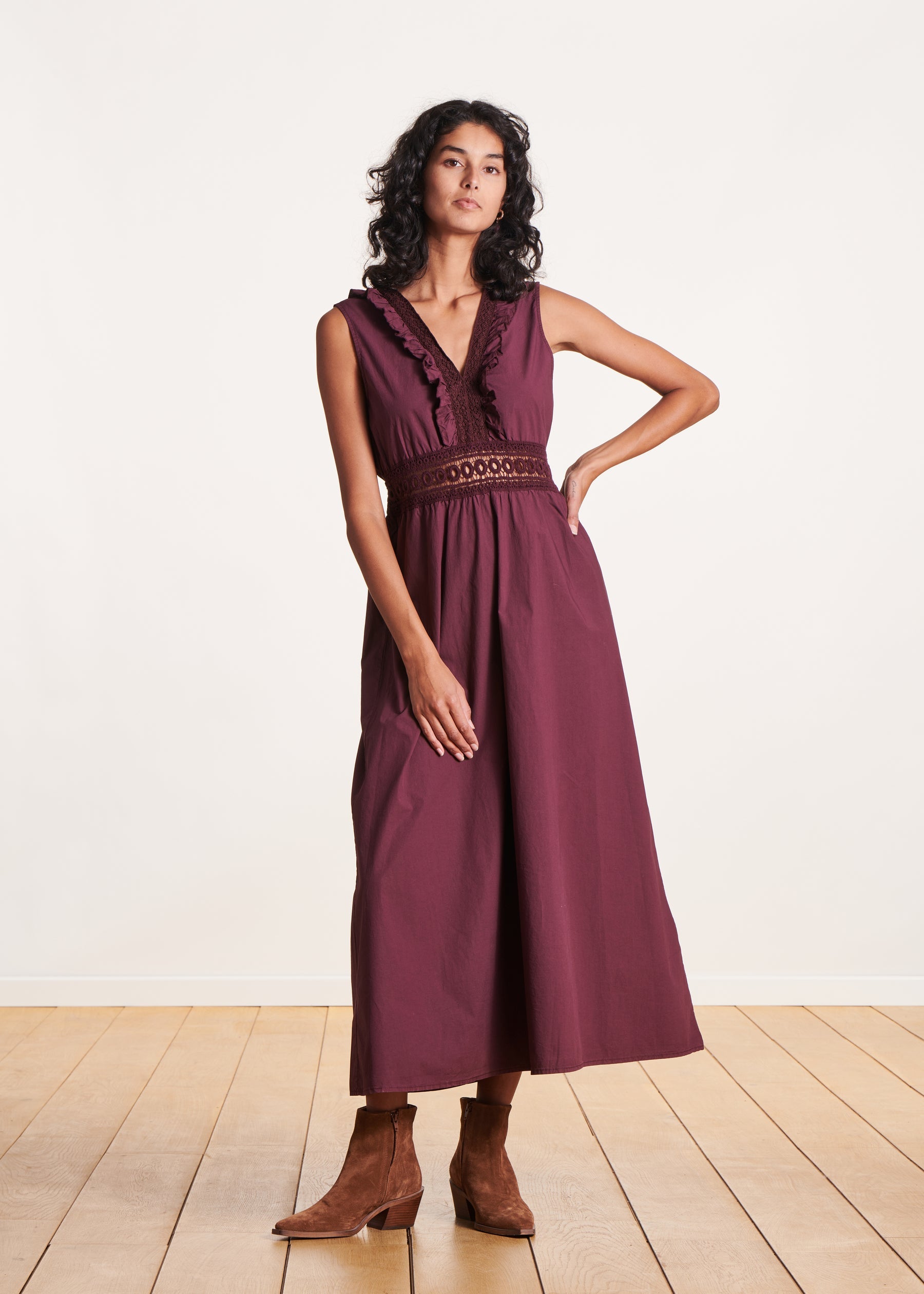 Robe longue aubergine sans manches en coton avec dentelle