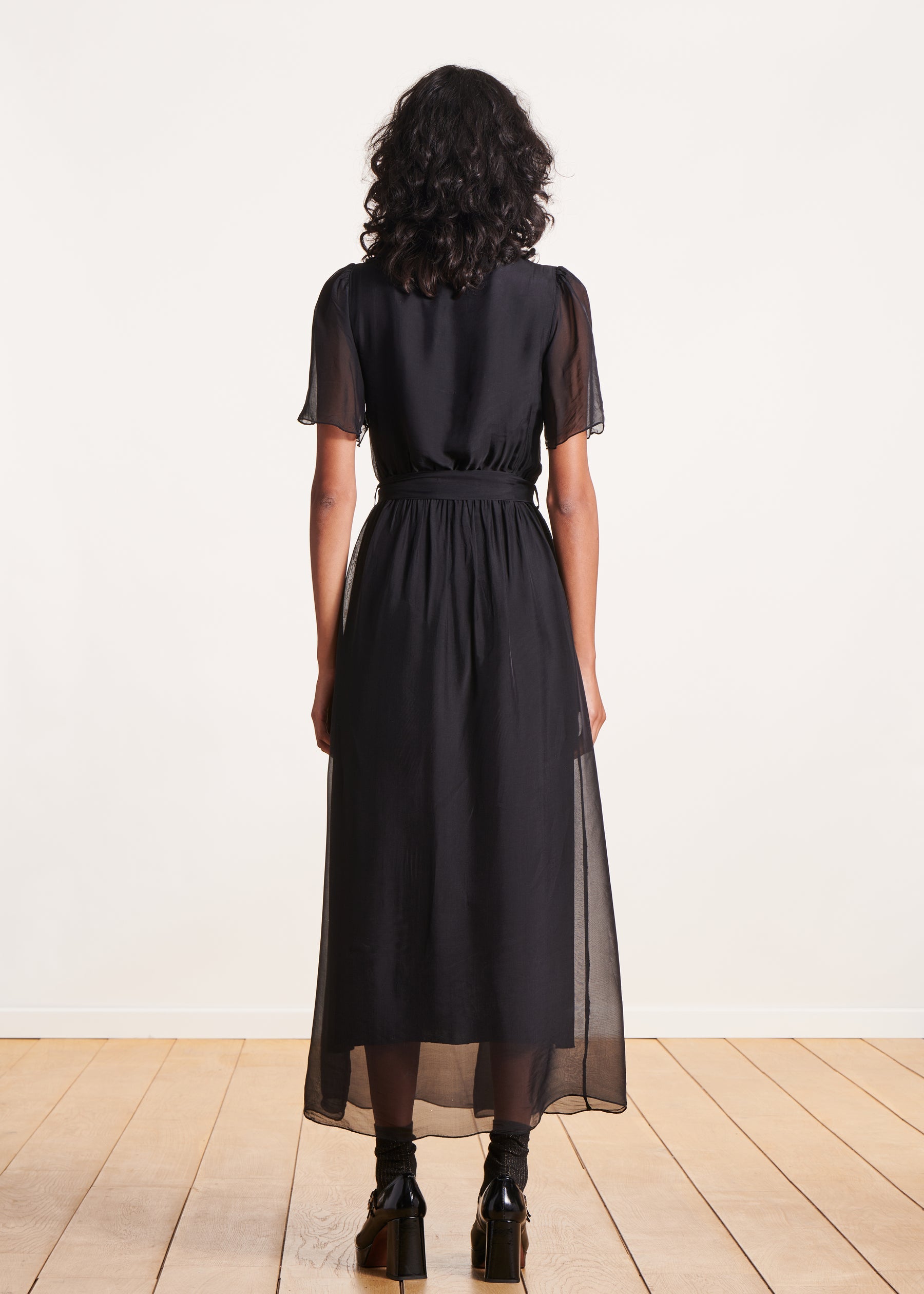 Robe longue cintrée bohème noire en voile uni