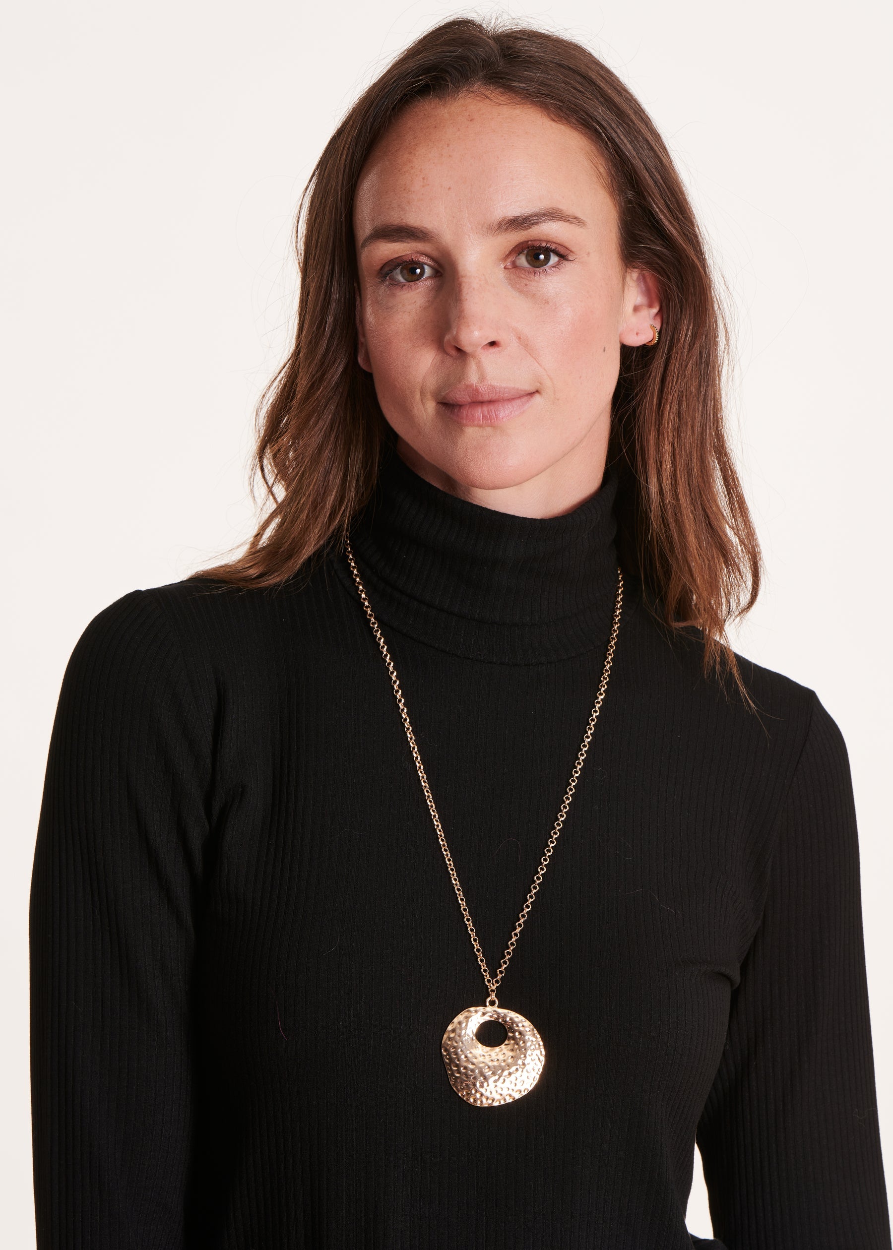 Collier sautoir pendentif martelé doré