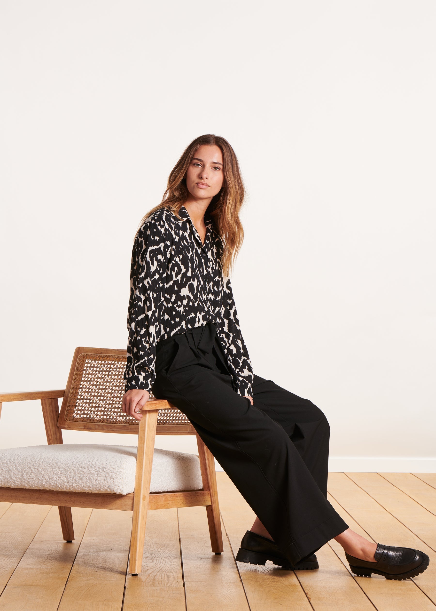 Chemise ample blanc et noir à imprimé léopard