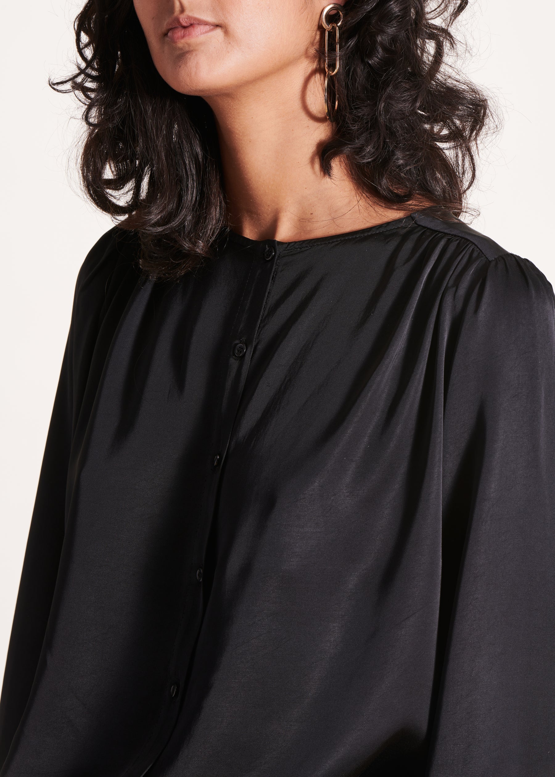 Chemisier noir ample en satin