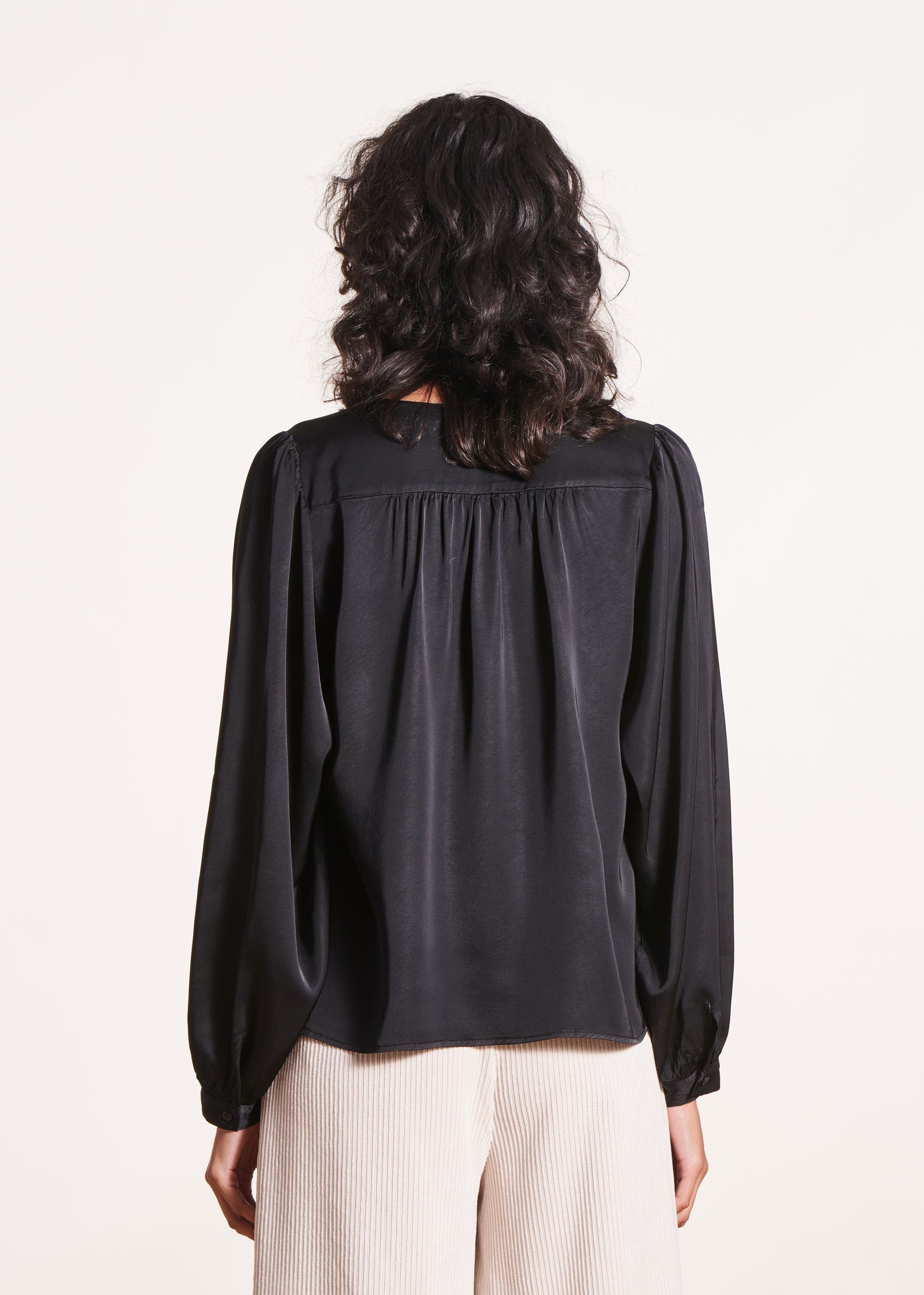 Chemisier noir ample en satin