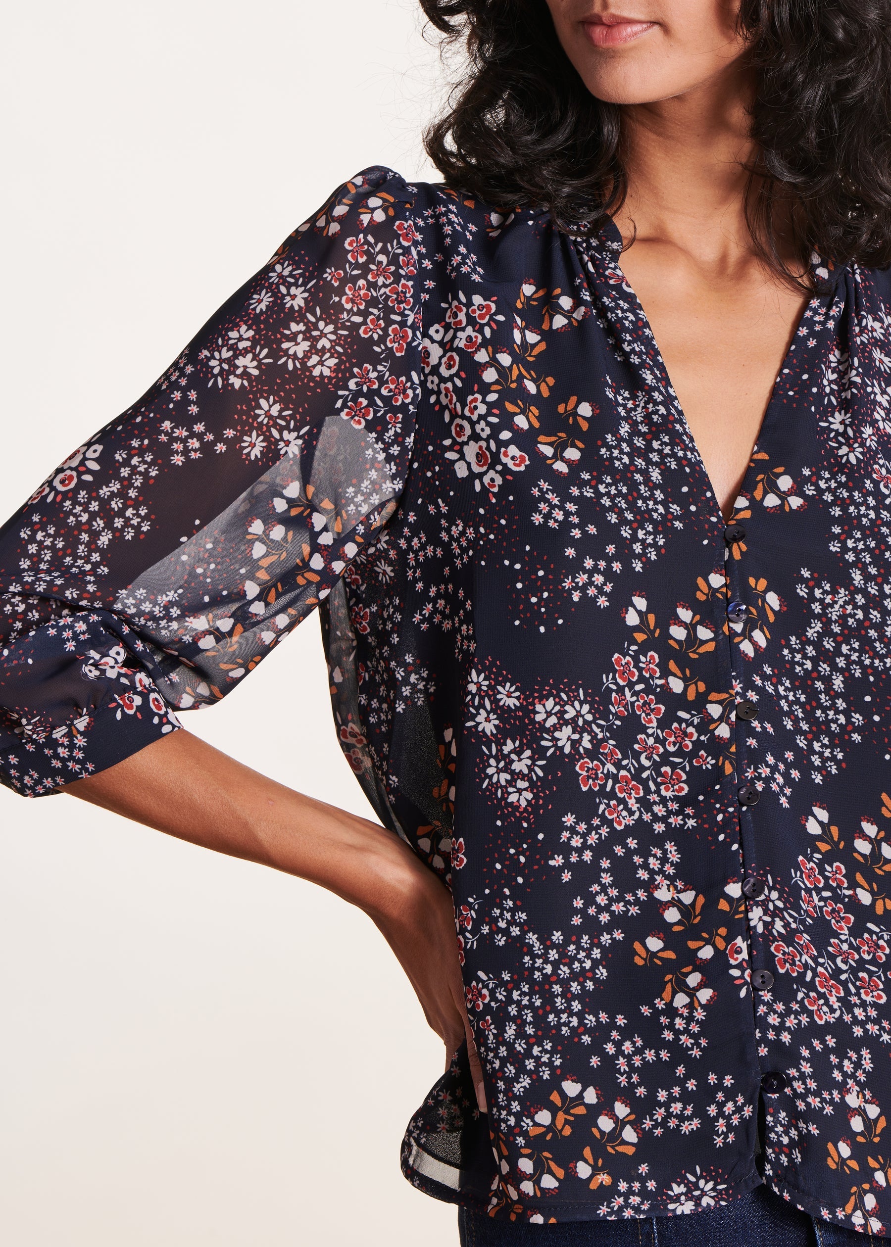 Chemisier bleu foncé en voile imprimé fleuri