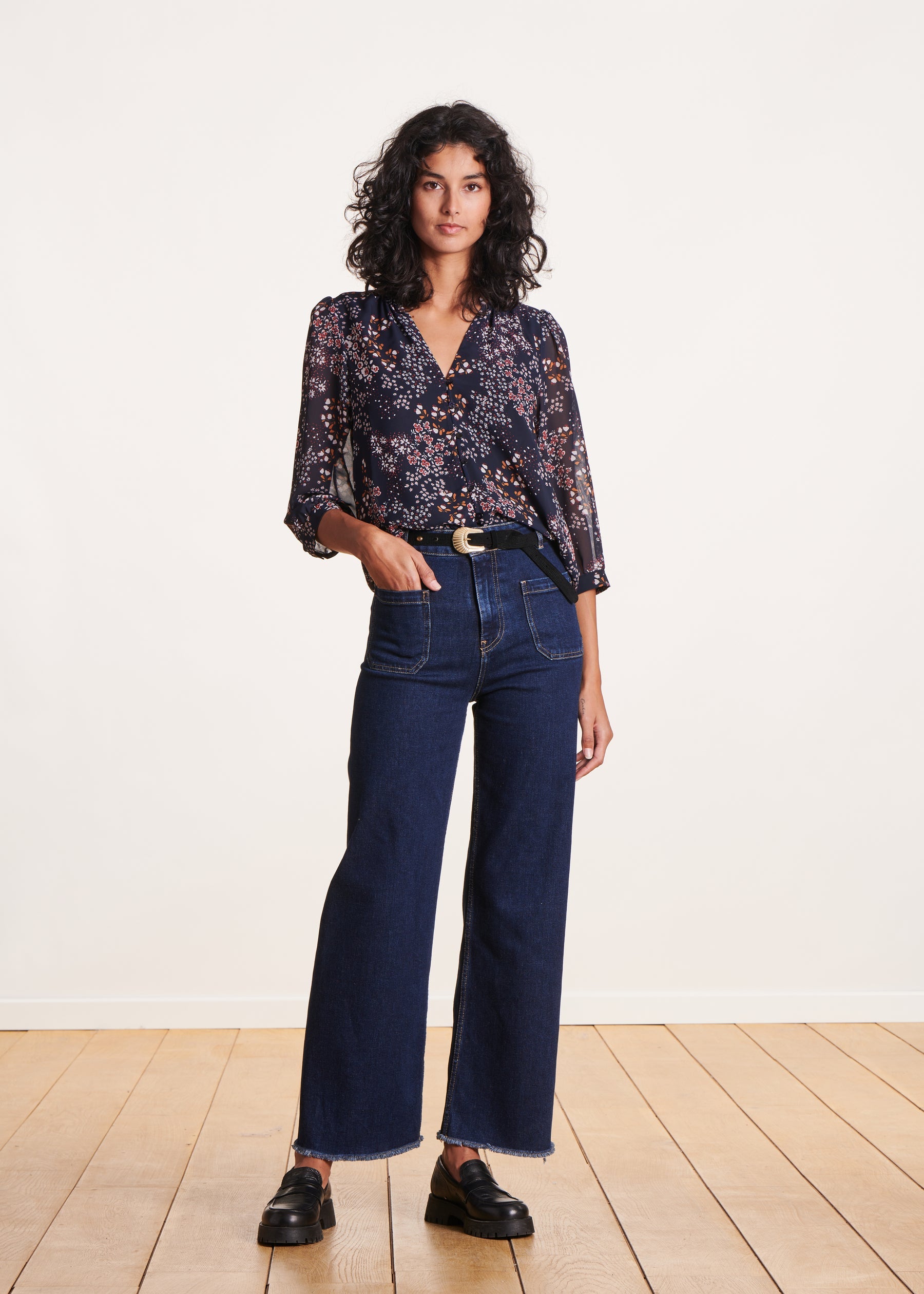 Chemisier bleu foncé en voile imprimé fleuri