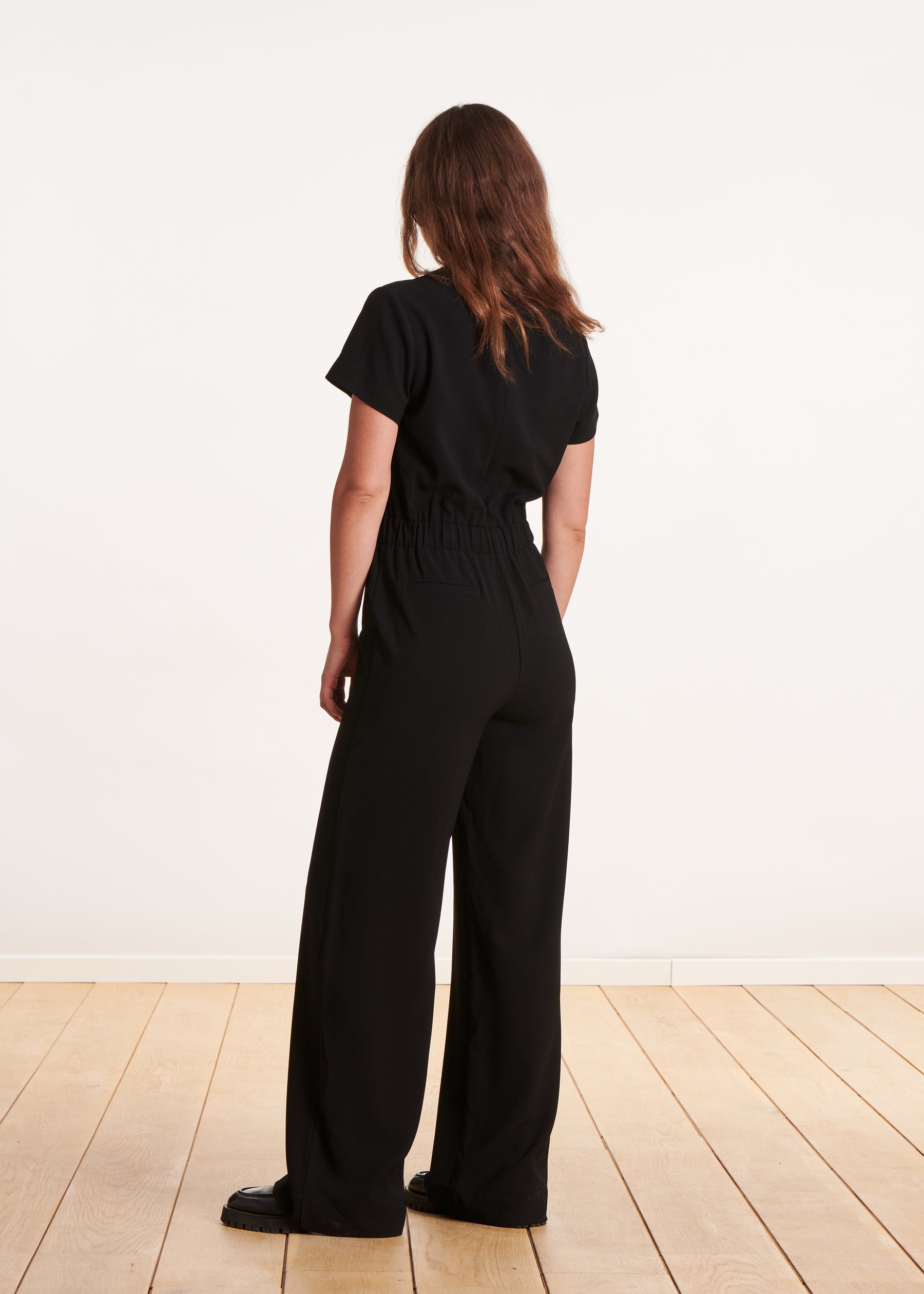 Combinaison cintrée noire encolure V