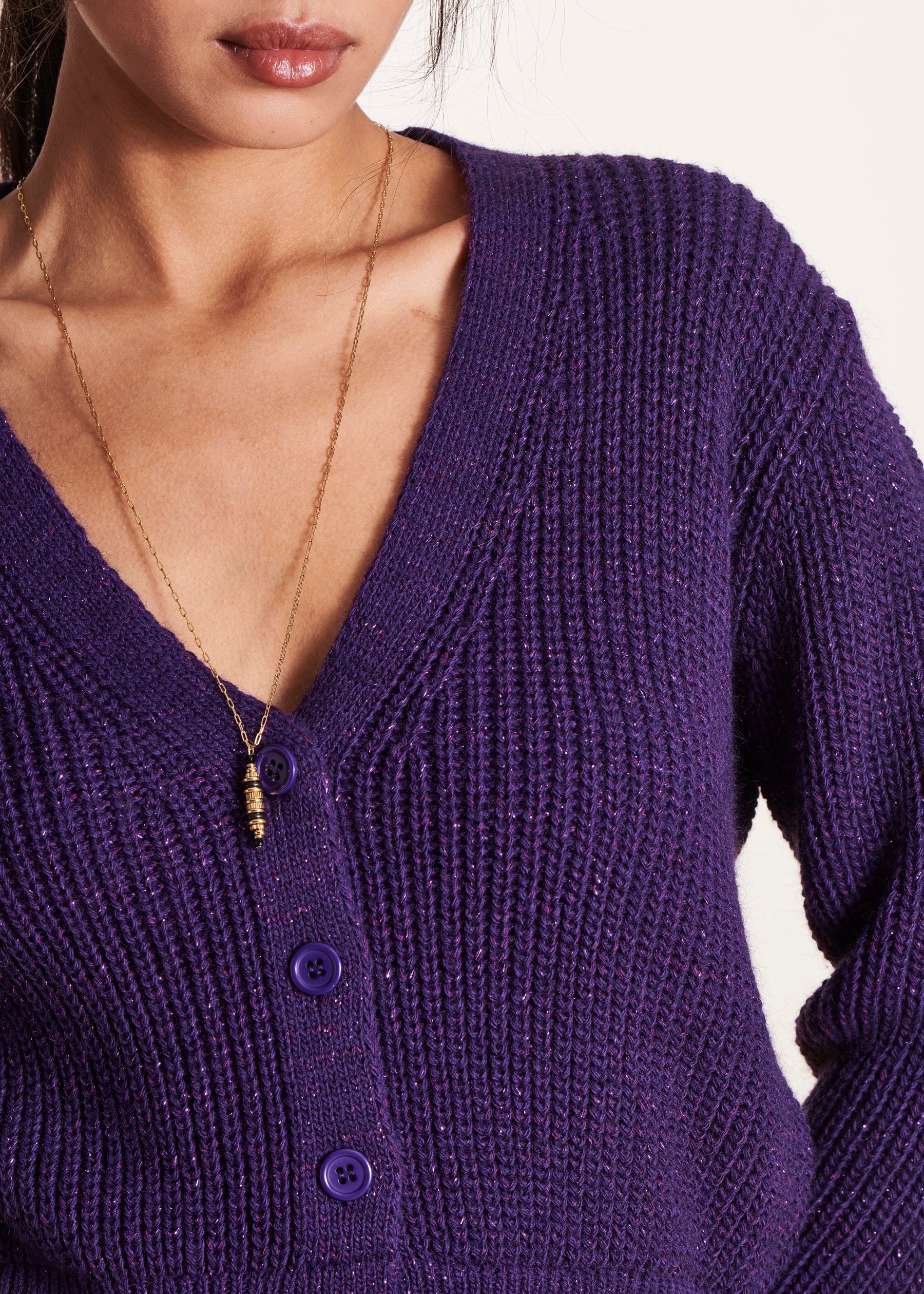 Gilet court violet en maille irisée col V