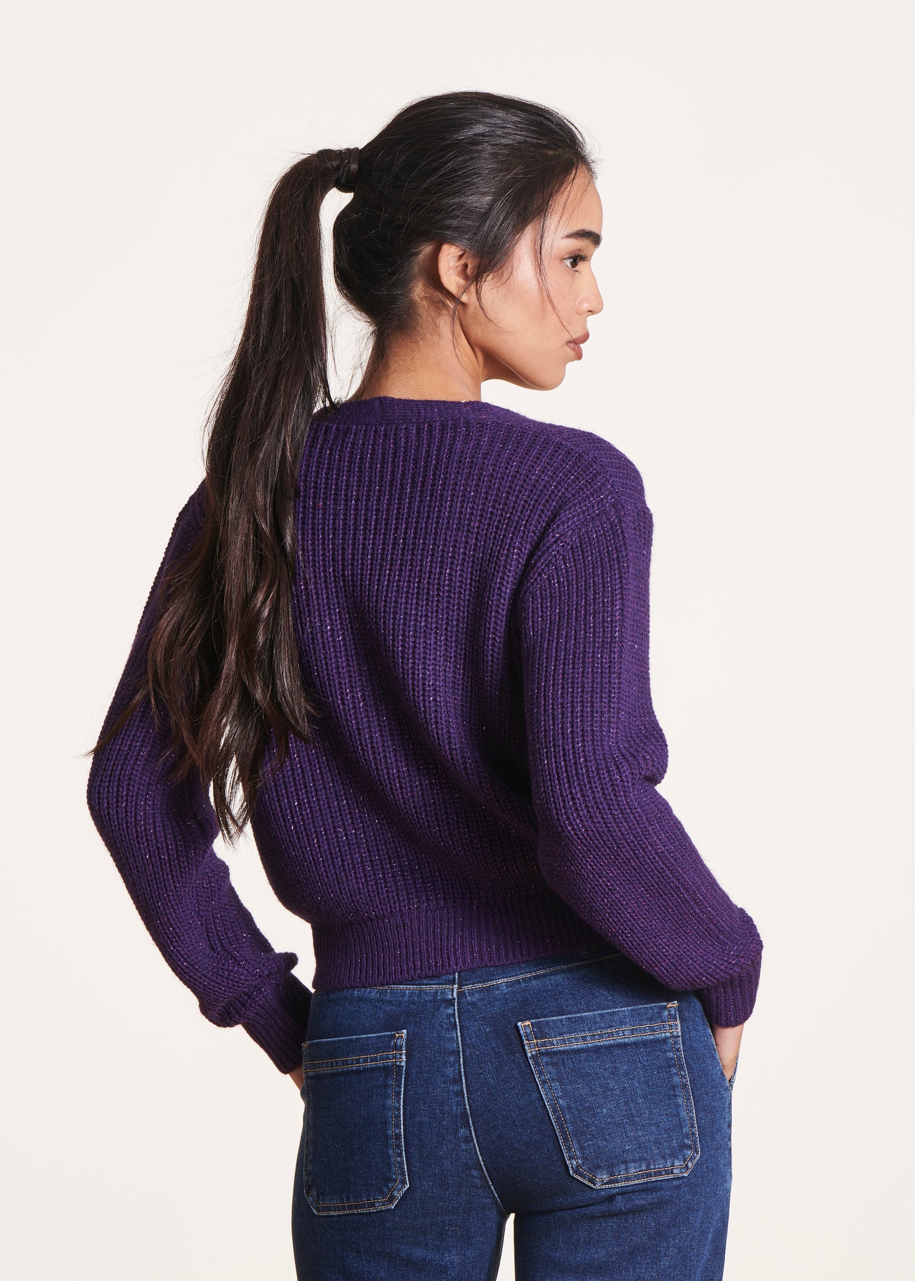 Gilet court violet en maille irisée col V