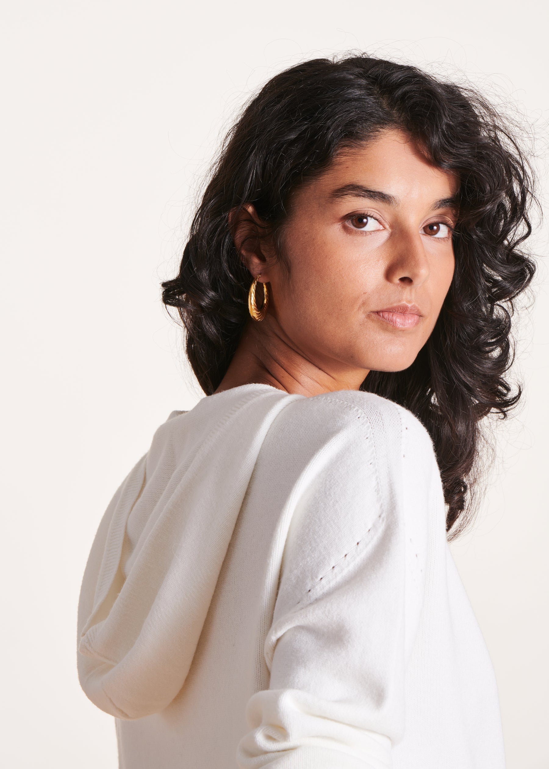 Pull écru à capuche maille fine