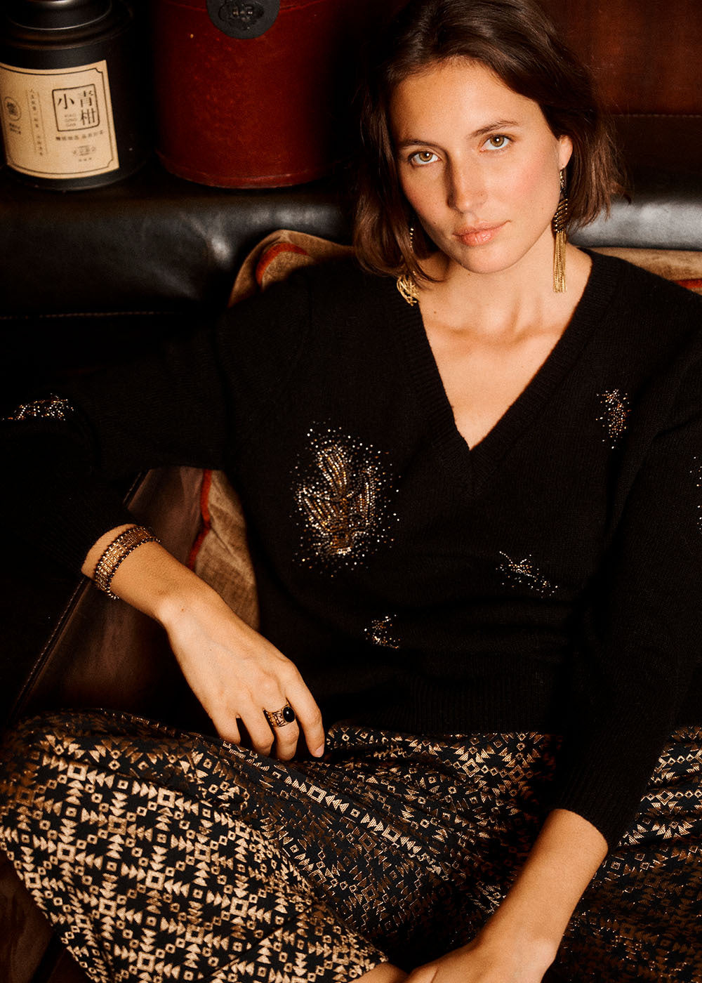 Pull noir à sequins col V