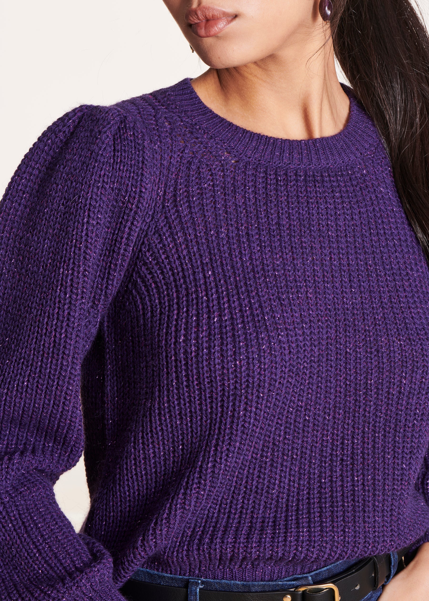 Pull court violet col rond en maille irisée