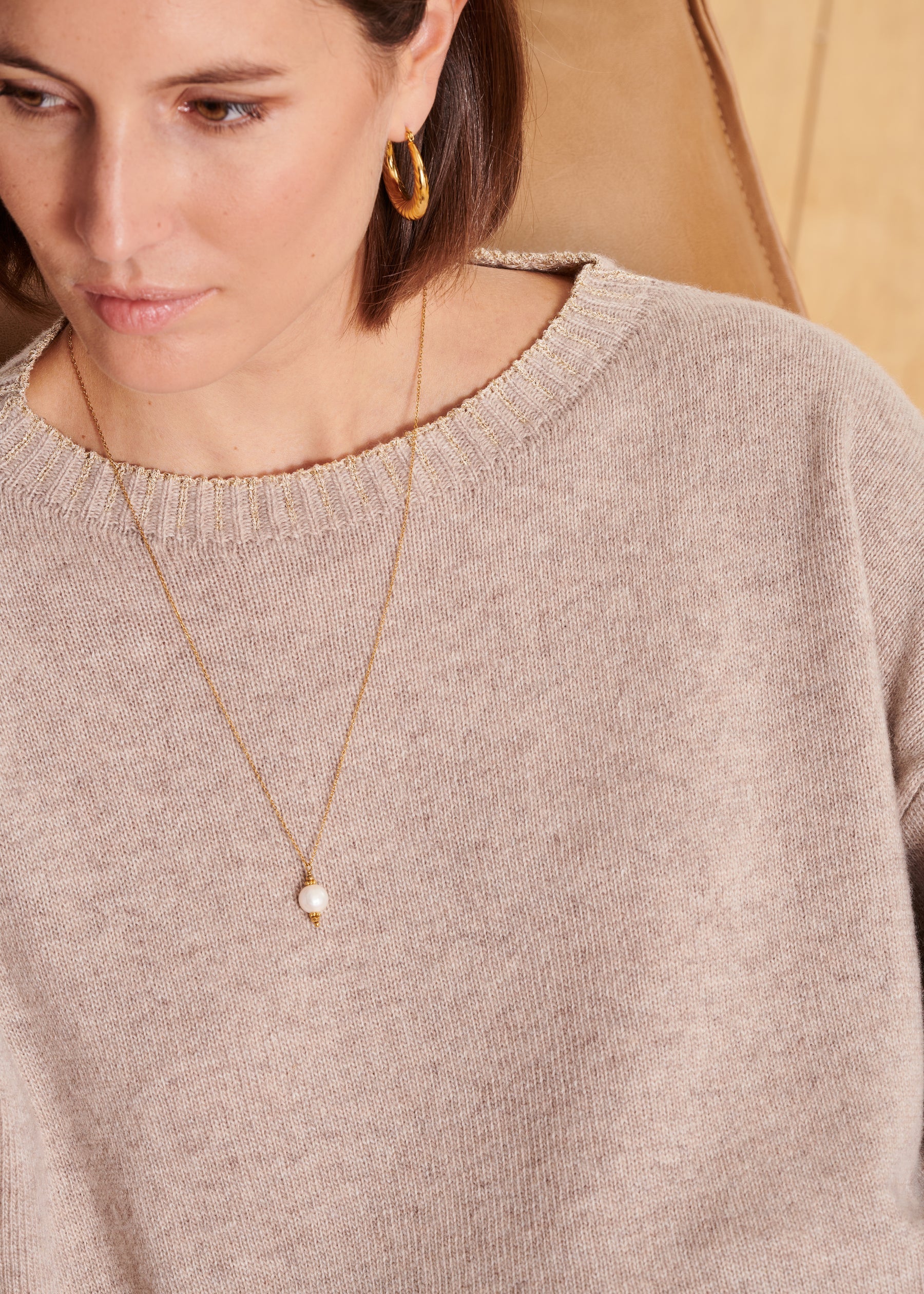 Pull ample beige en maille souple à encolure bateau