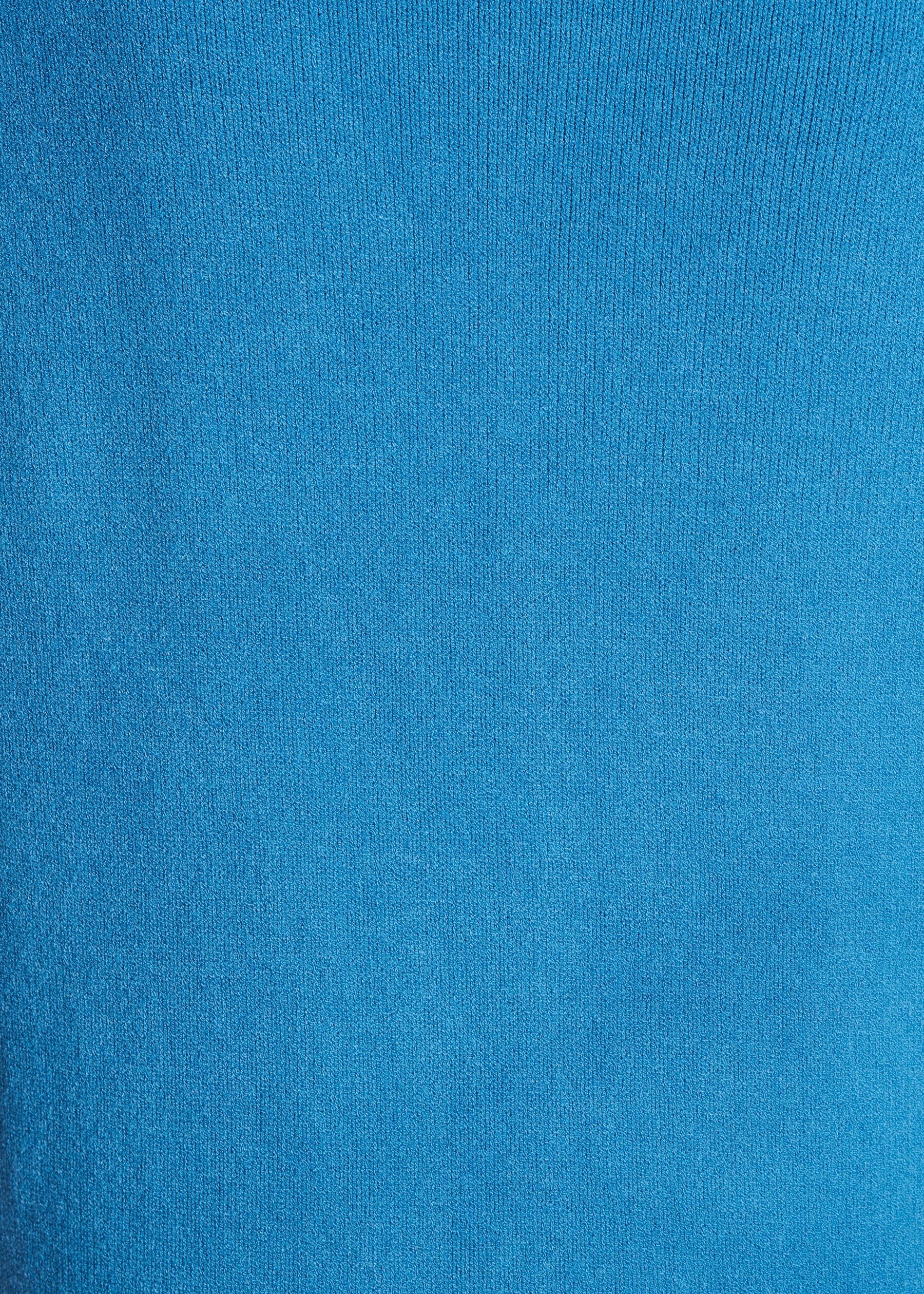 Pull bleu droit à encolure V