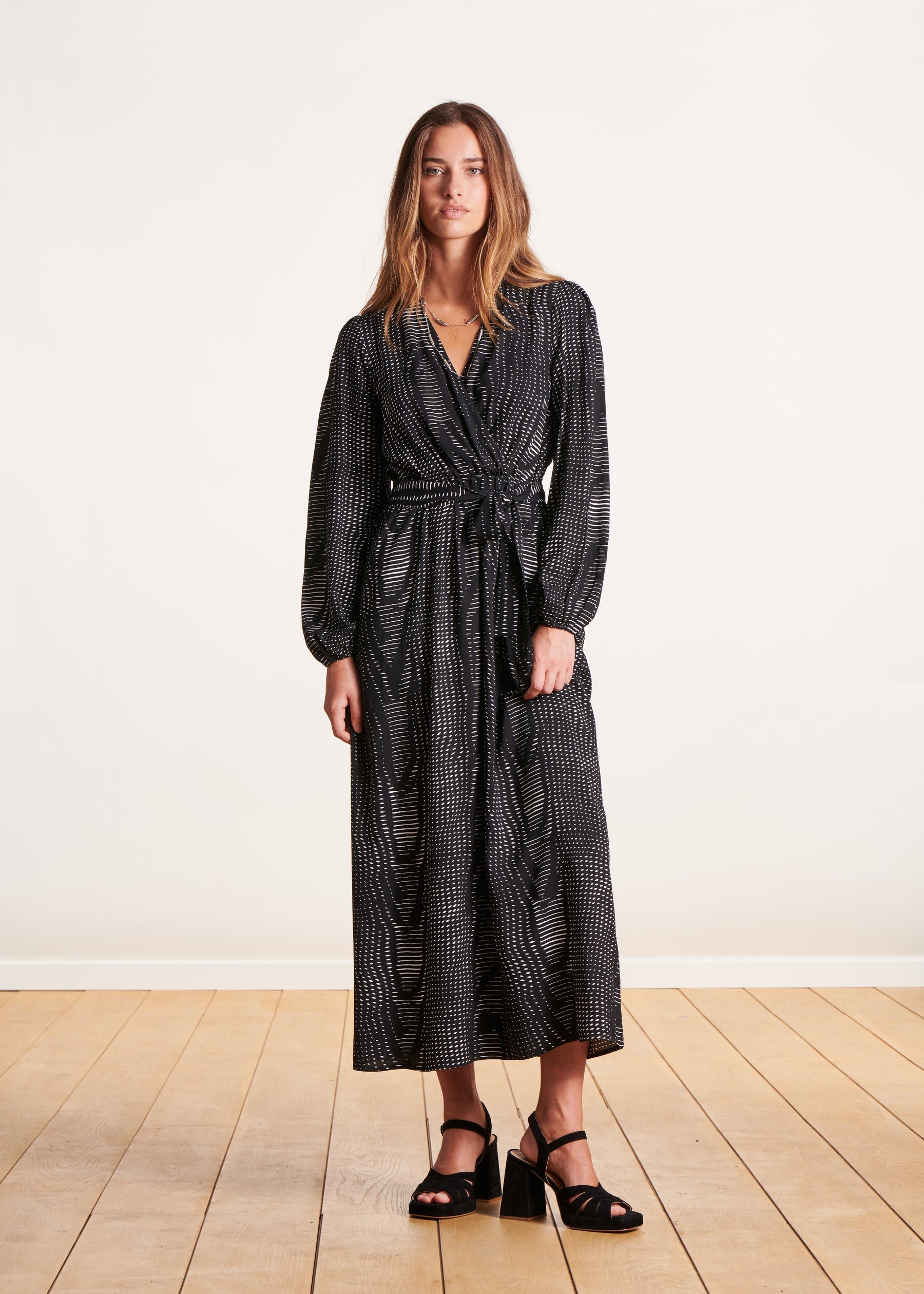 Robe longue cache-cœur noire à imprimé