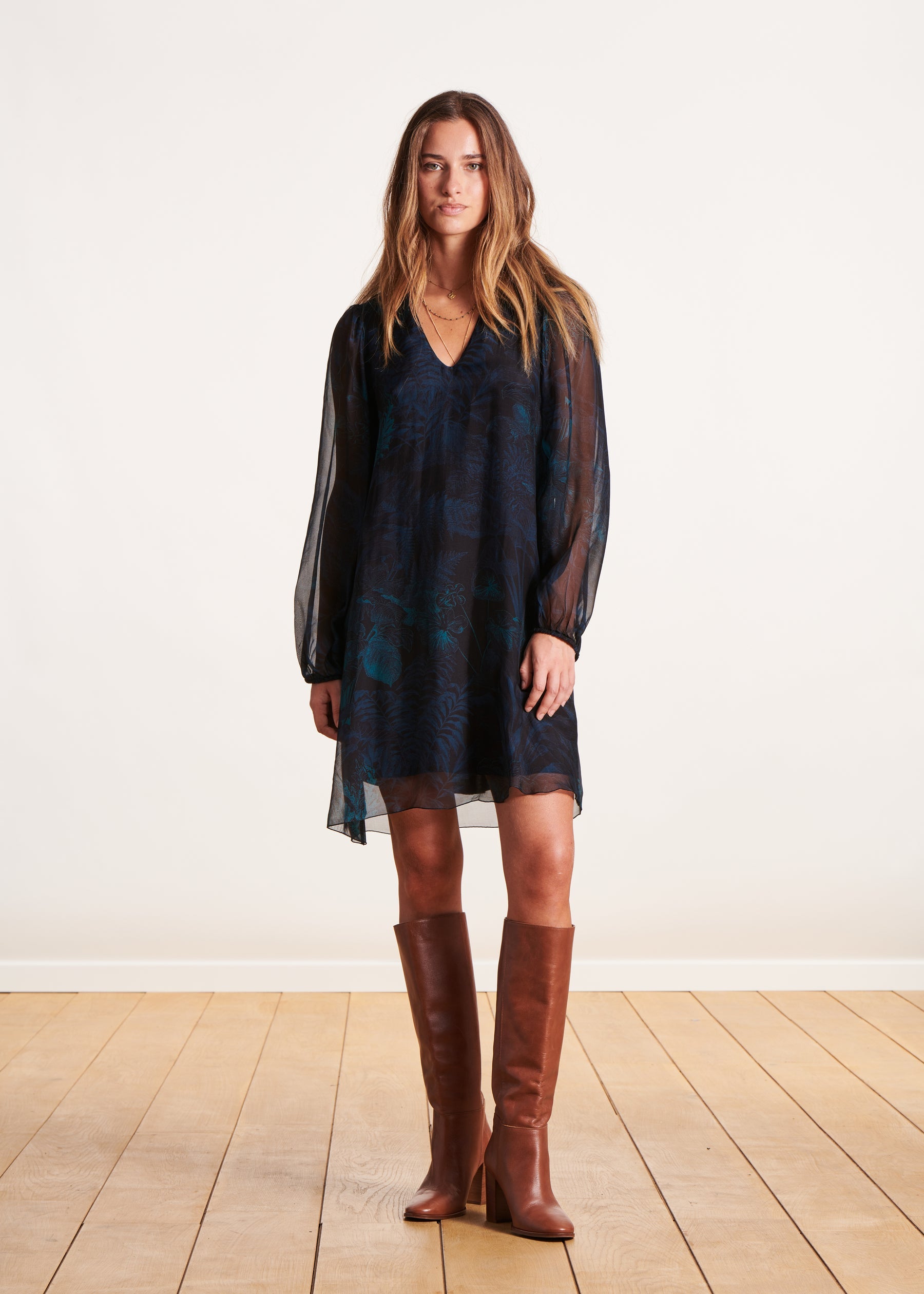 Robe courte évasée en voile imprimé noir et bleu