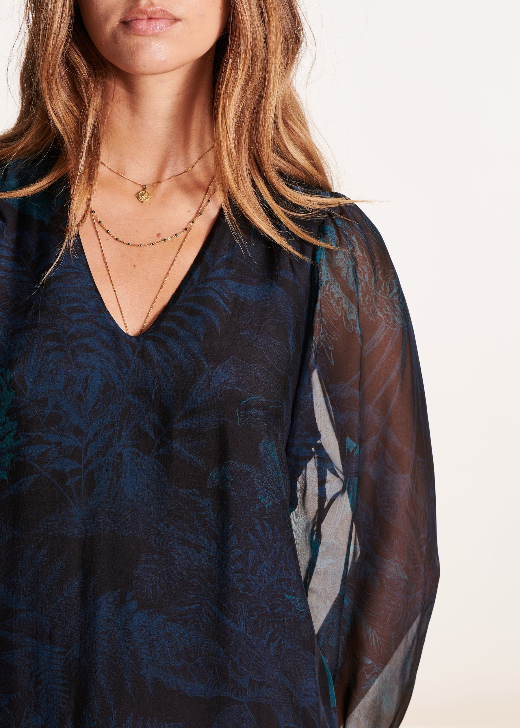 Robe courte évasée en voile imprimé noir et bleu