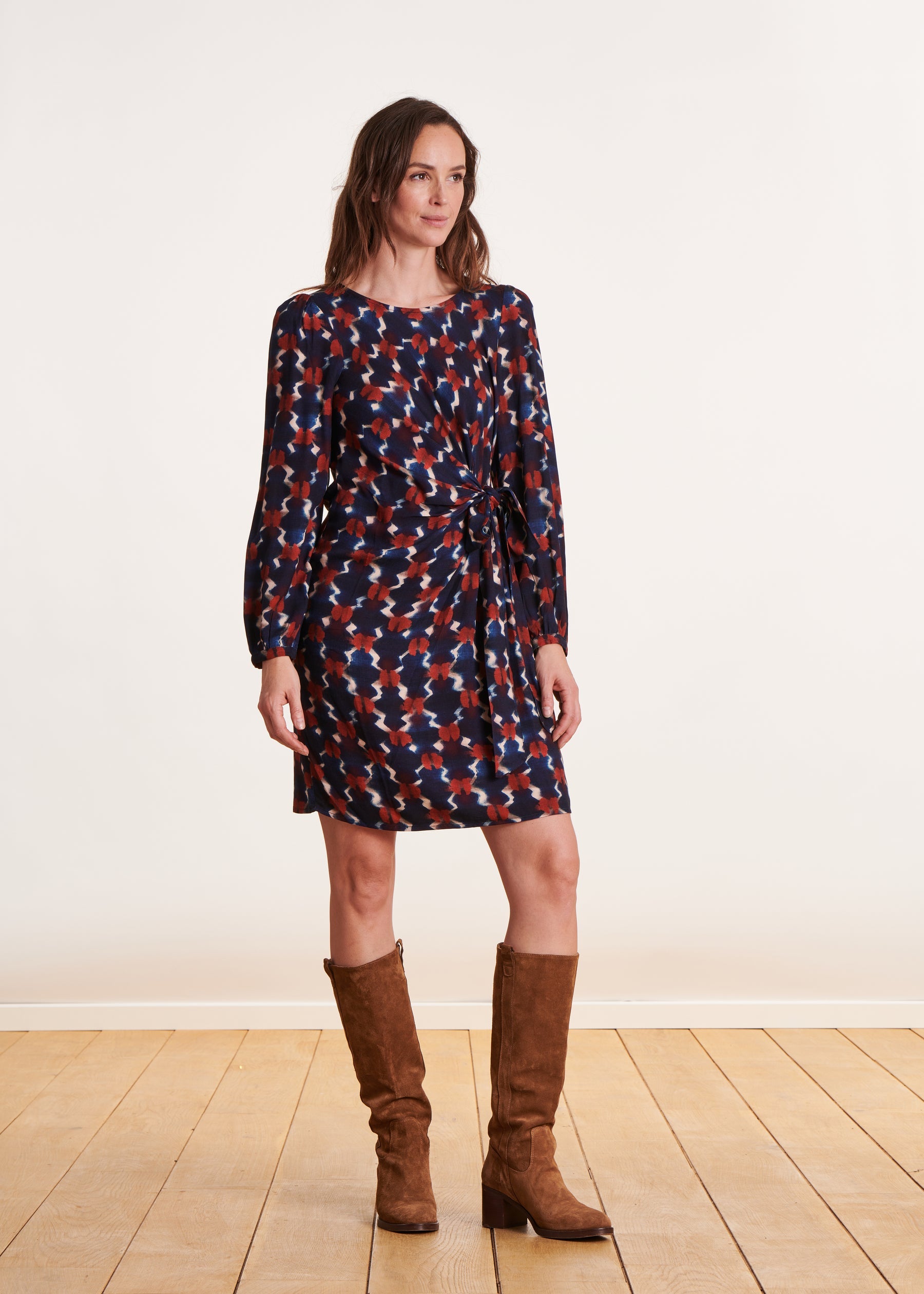 Robe courte cintrée drapée à imprimé bleu et rouge