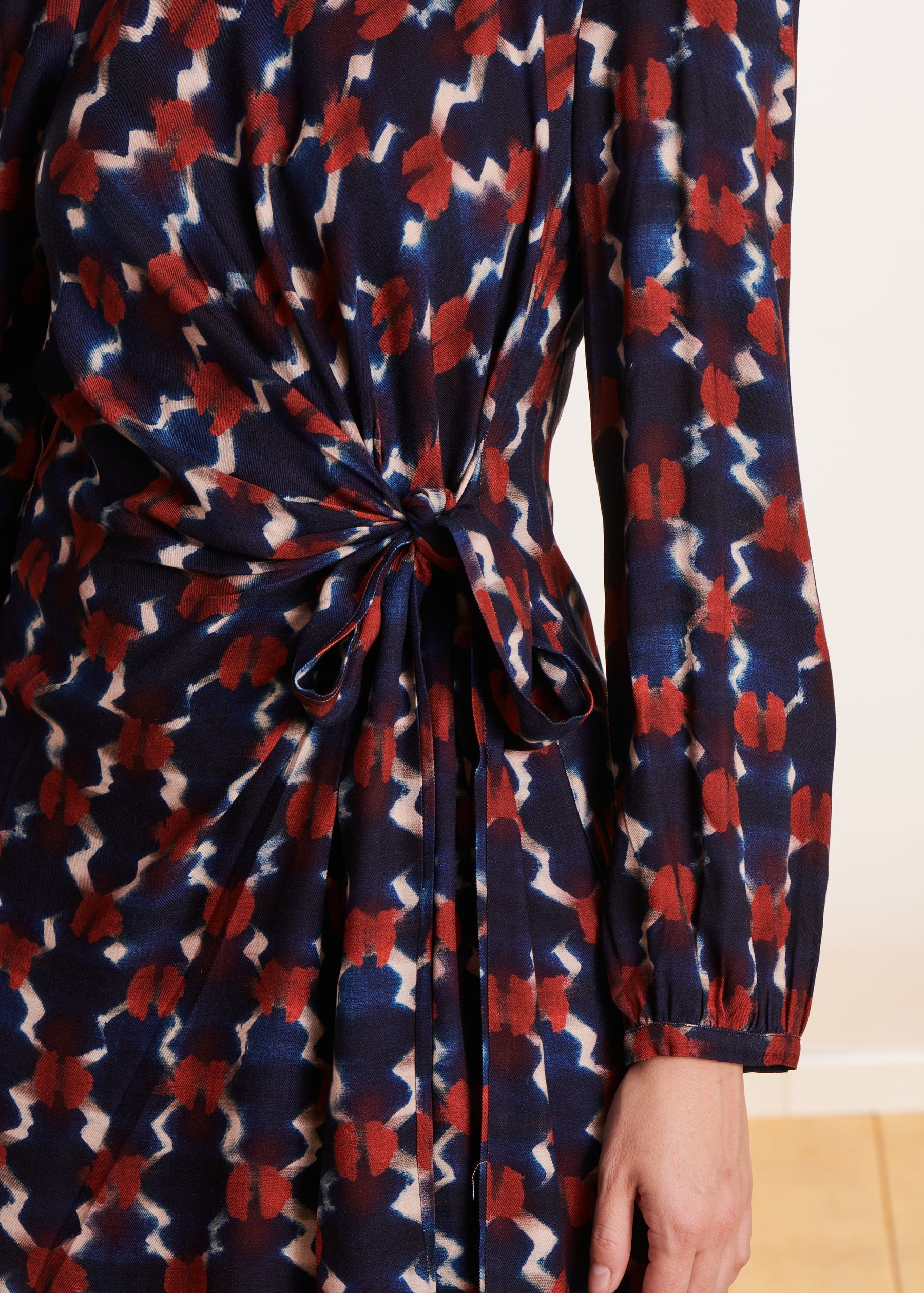 Robe courte cintrée drapée à imprimé bleu et rouge