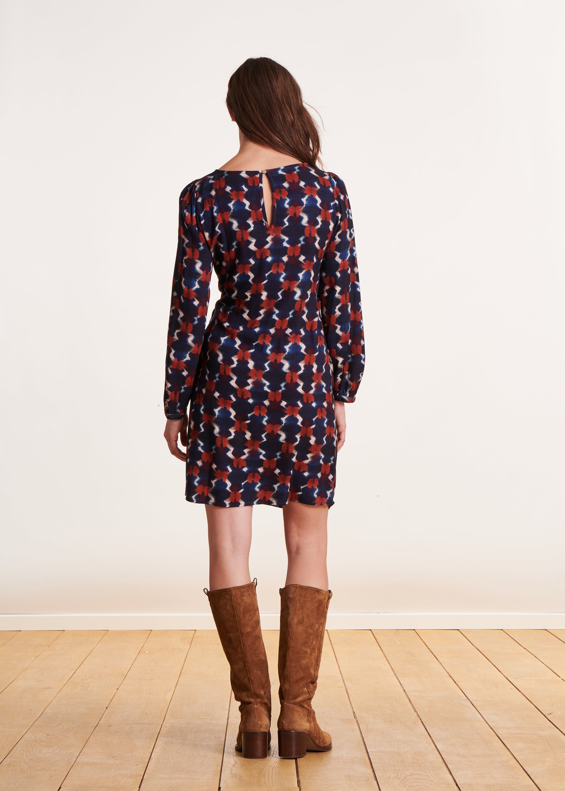 Robe courte cintrée drapée à imprimé bleu et rouge