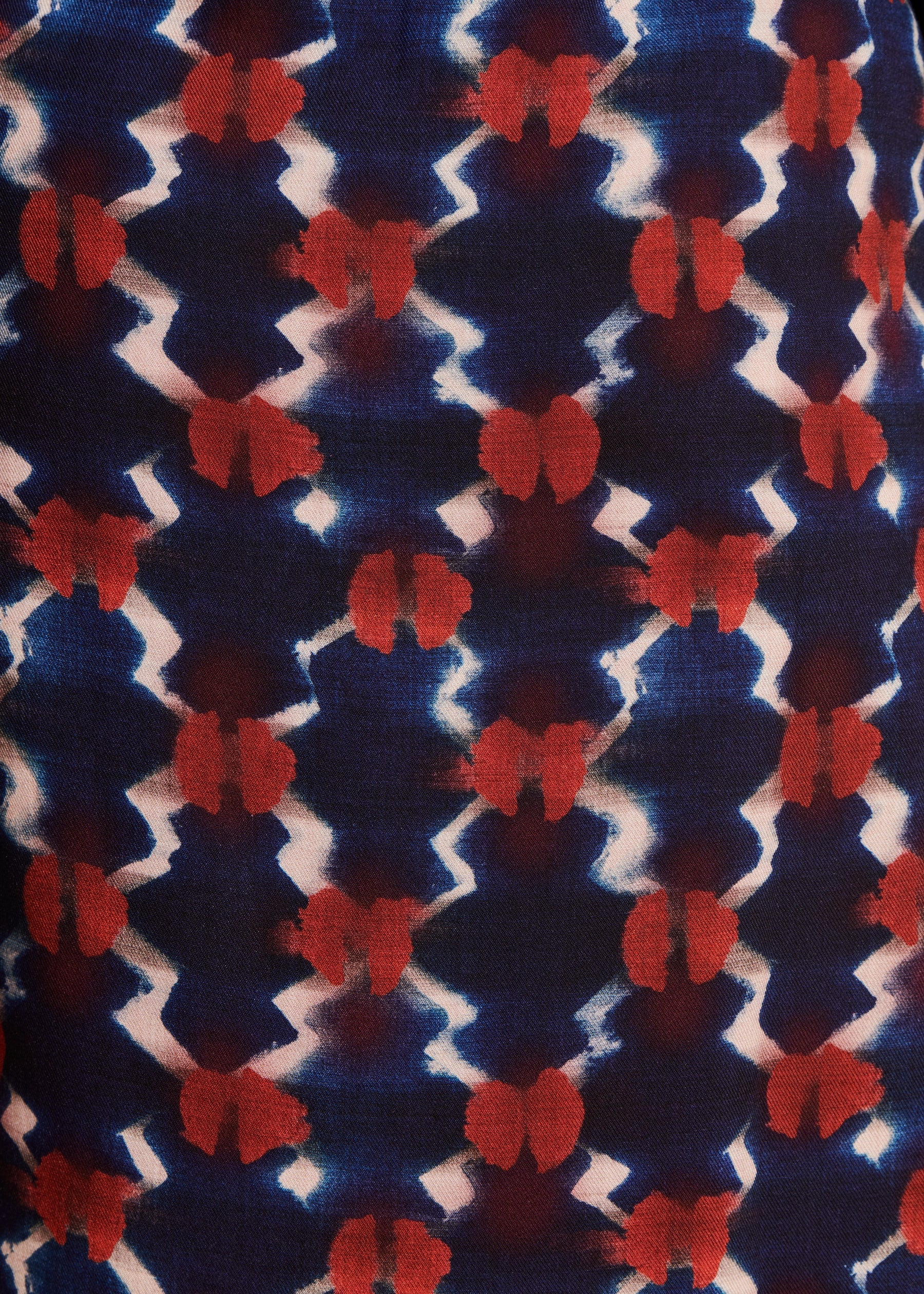 Robe courte cintrée drapée à imprimé bleu et rouge