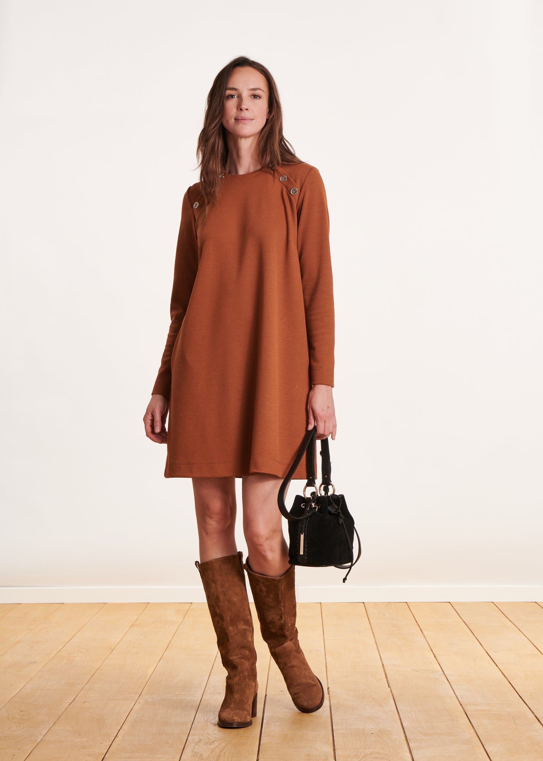 Robe courte terracotta boutonnage épaules