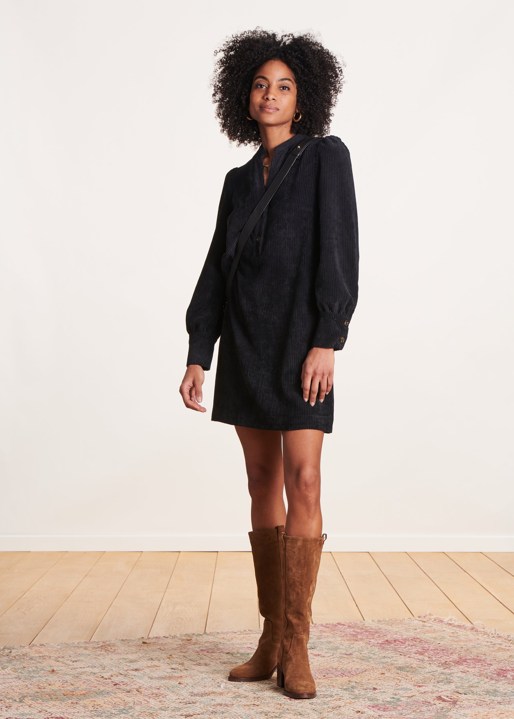 Robe courte droite noire en velours