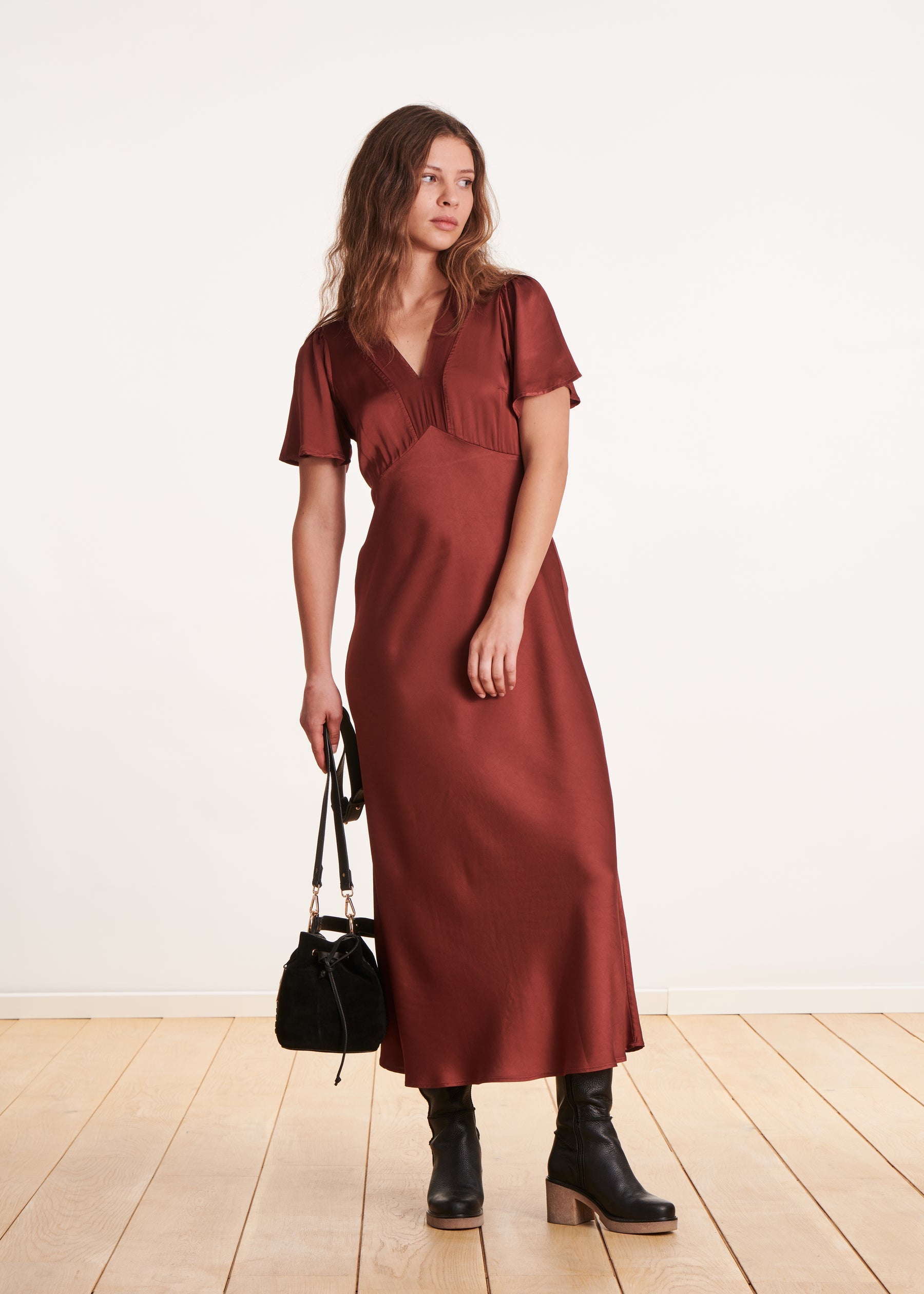 Robe longue cintrée fluide bordeaux à manches courtes