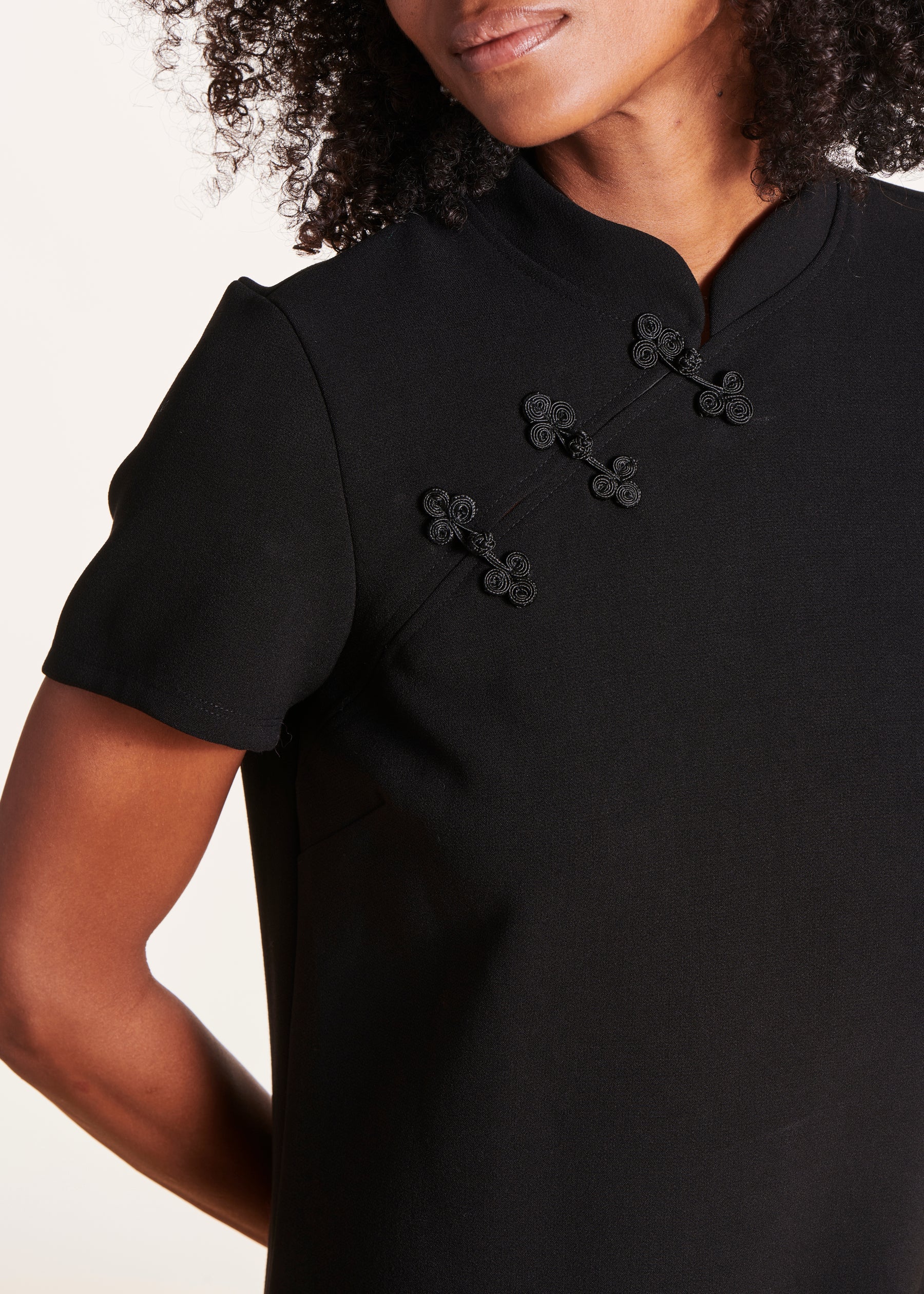 Robe courte évasée noire manches courtes col mao