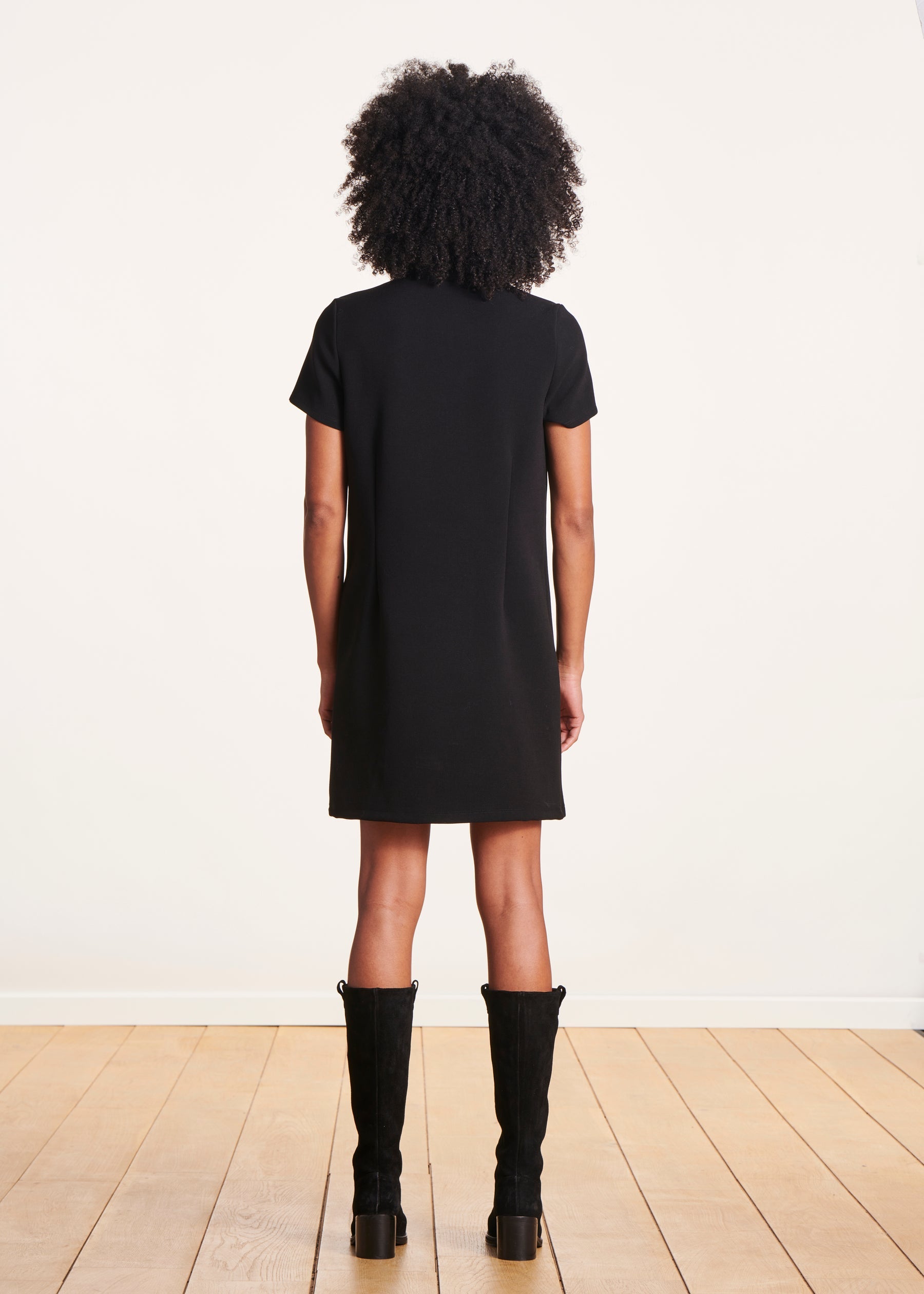 Robe courte évasée noire manches courtes col mao