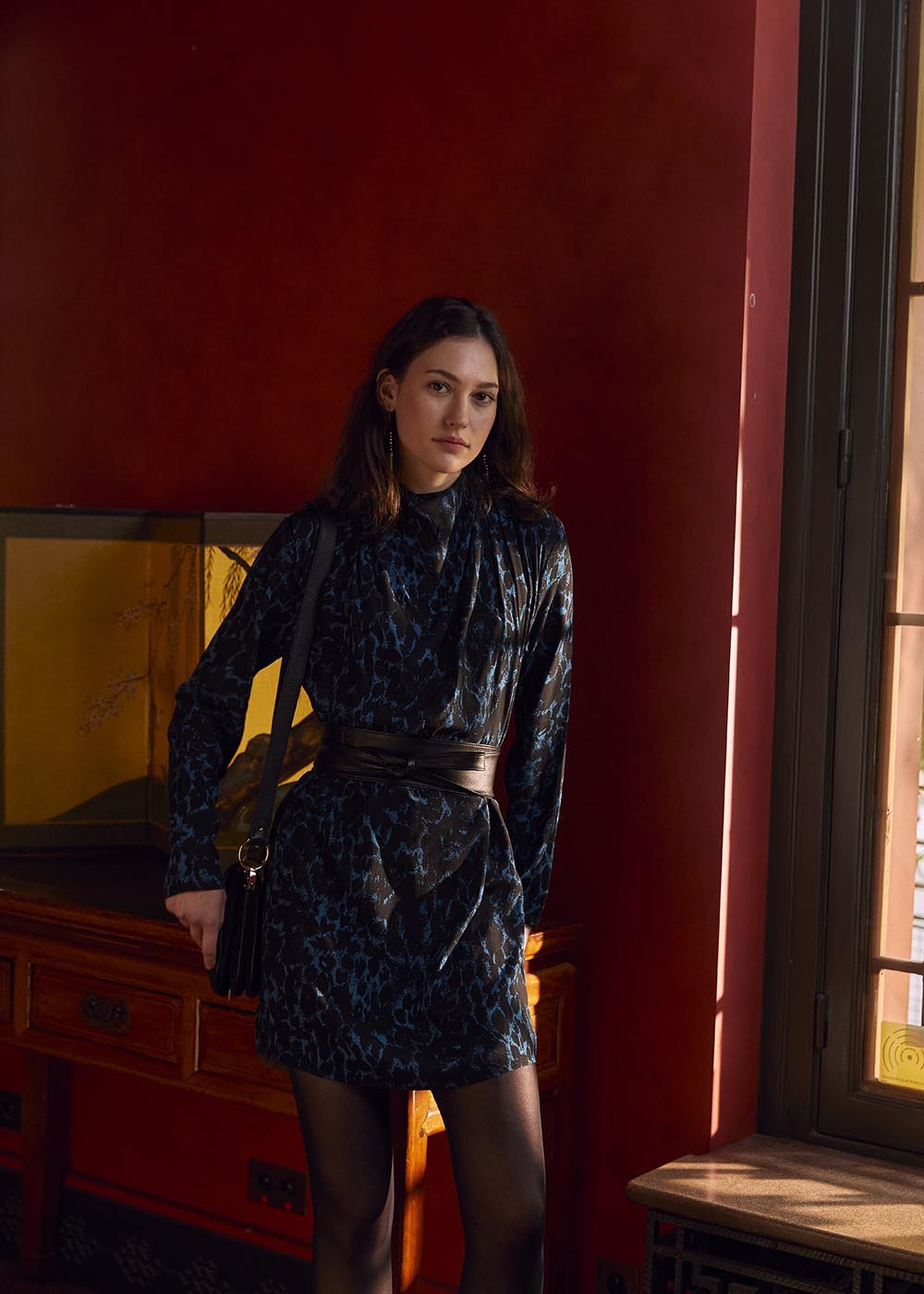 Robe courte droite à imprimé animalier bleu et noir