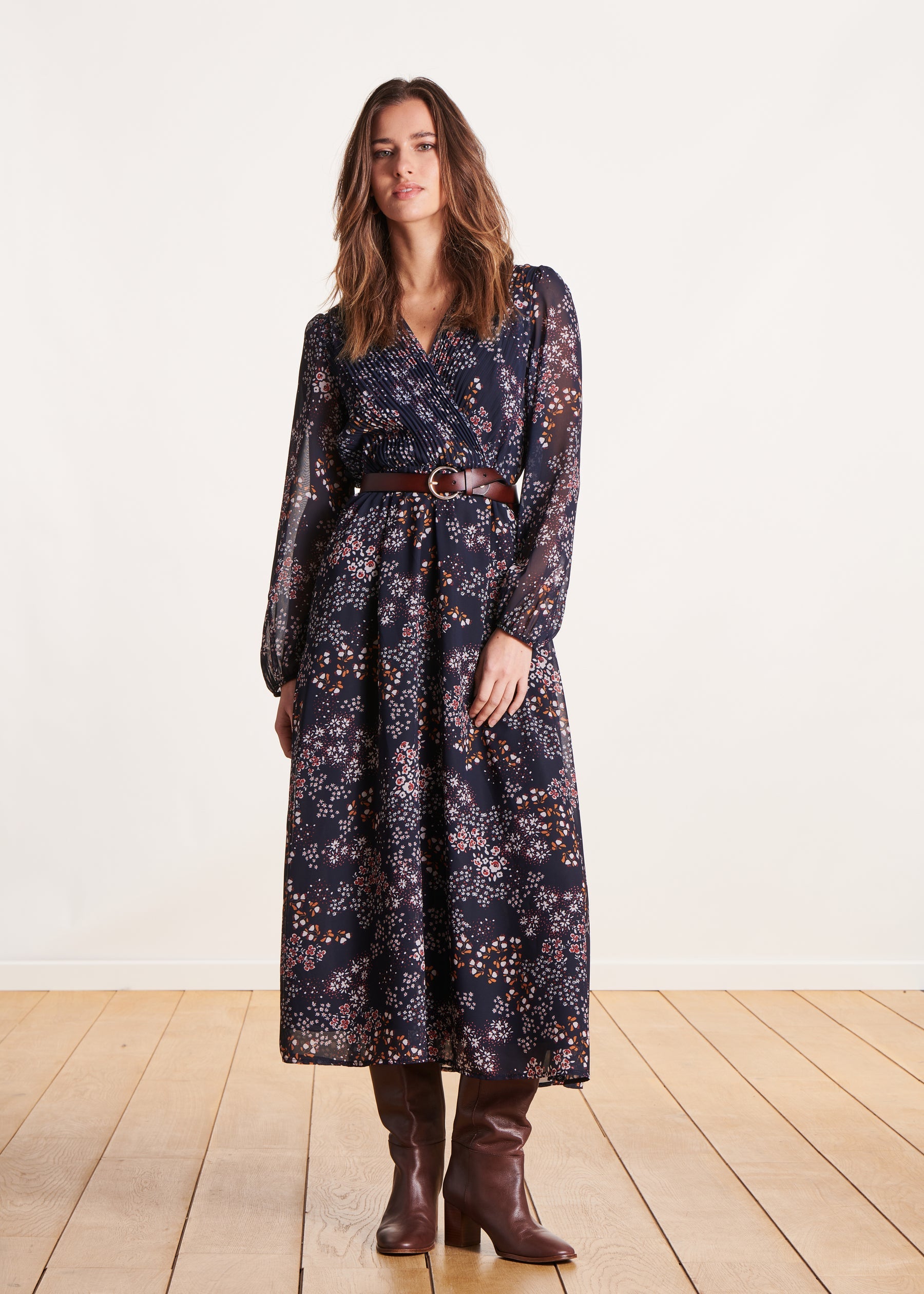 Robe longue cache-cœur bleu foncé à fleurs