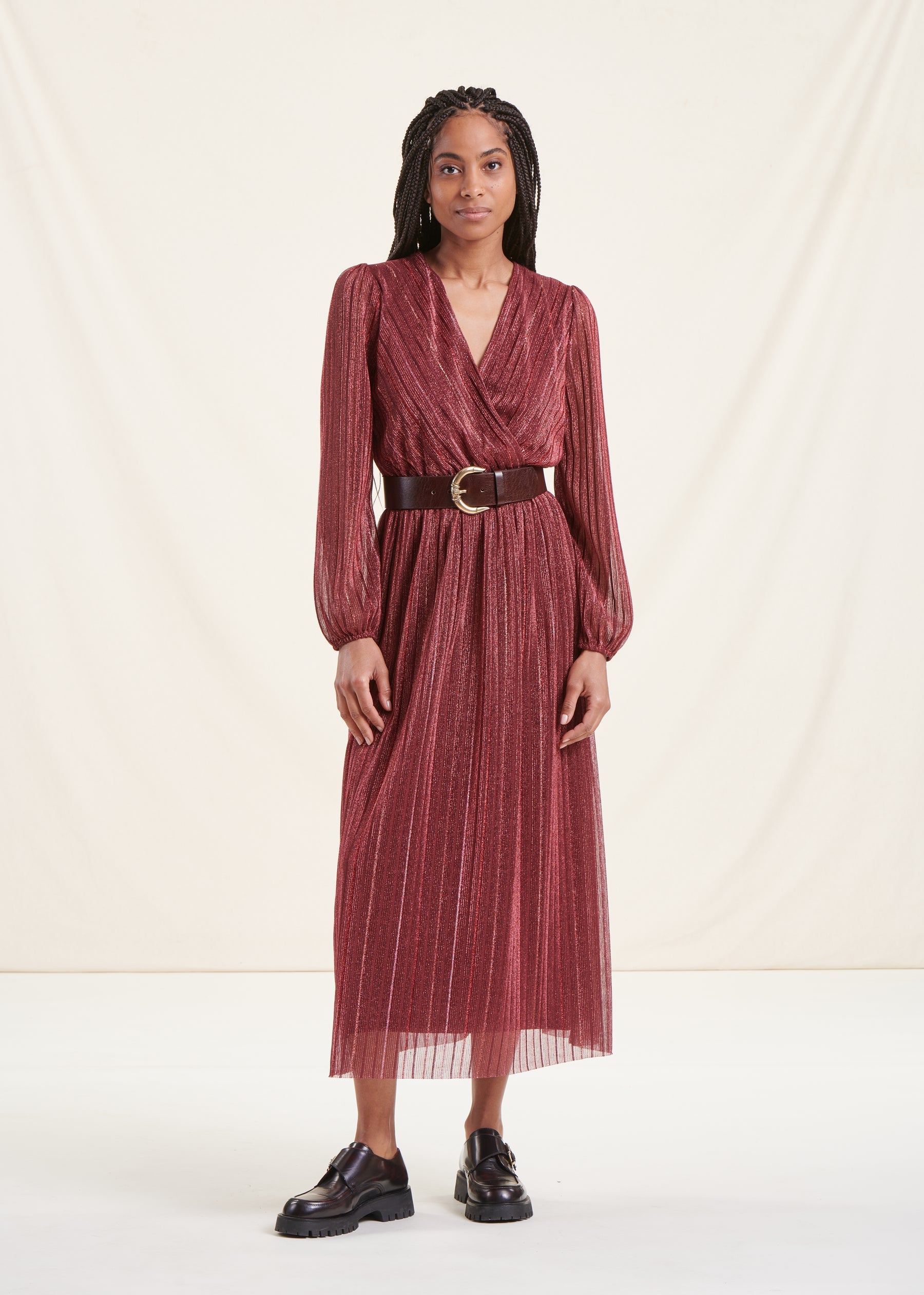 Robe longue cintrée cache-cœur voile bordeaux irisé