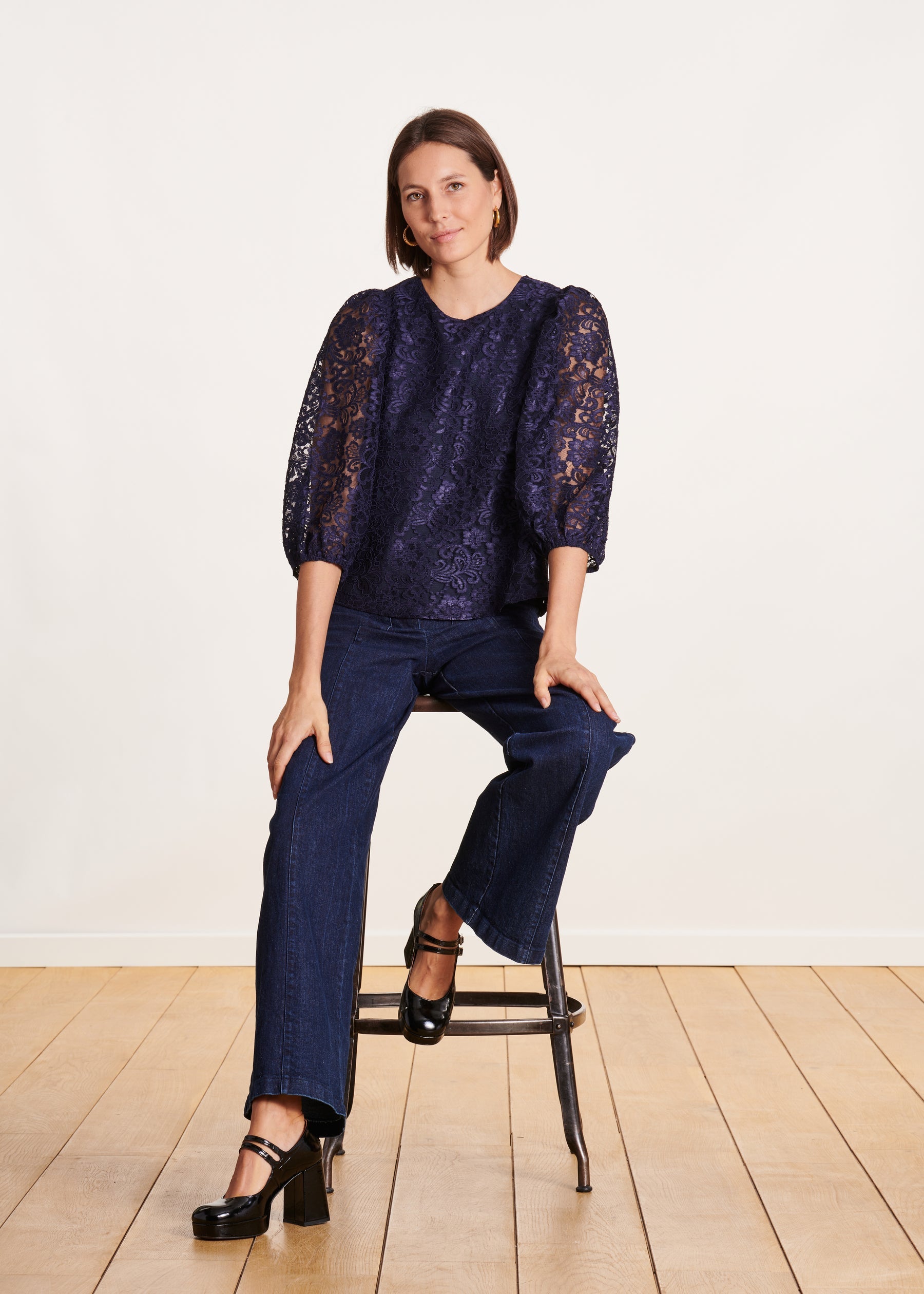 Blouse bleu marine ample en dentelle