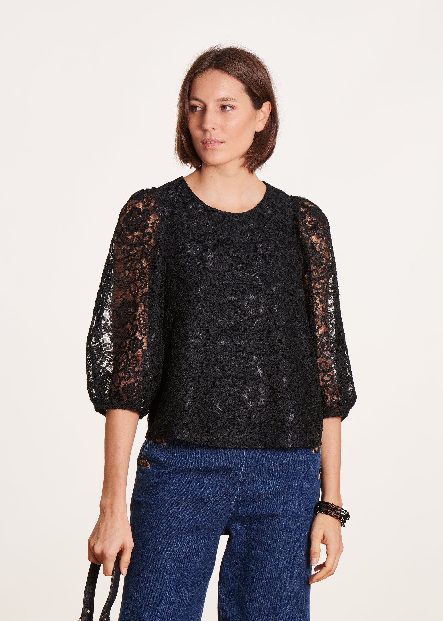 Blouse noire ample en dentelle