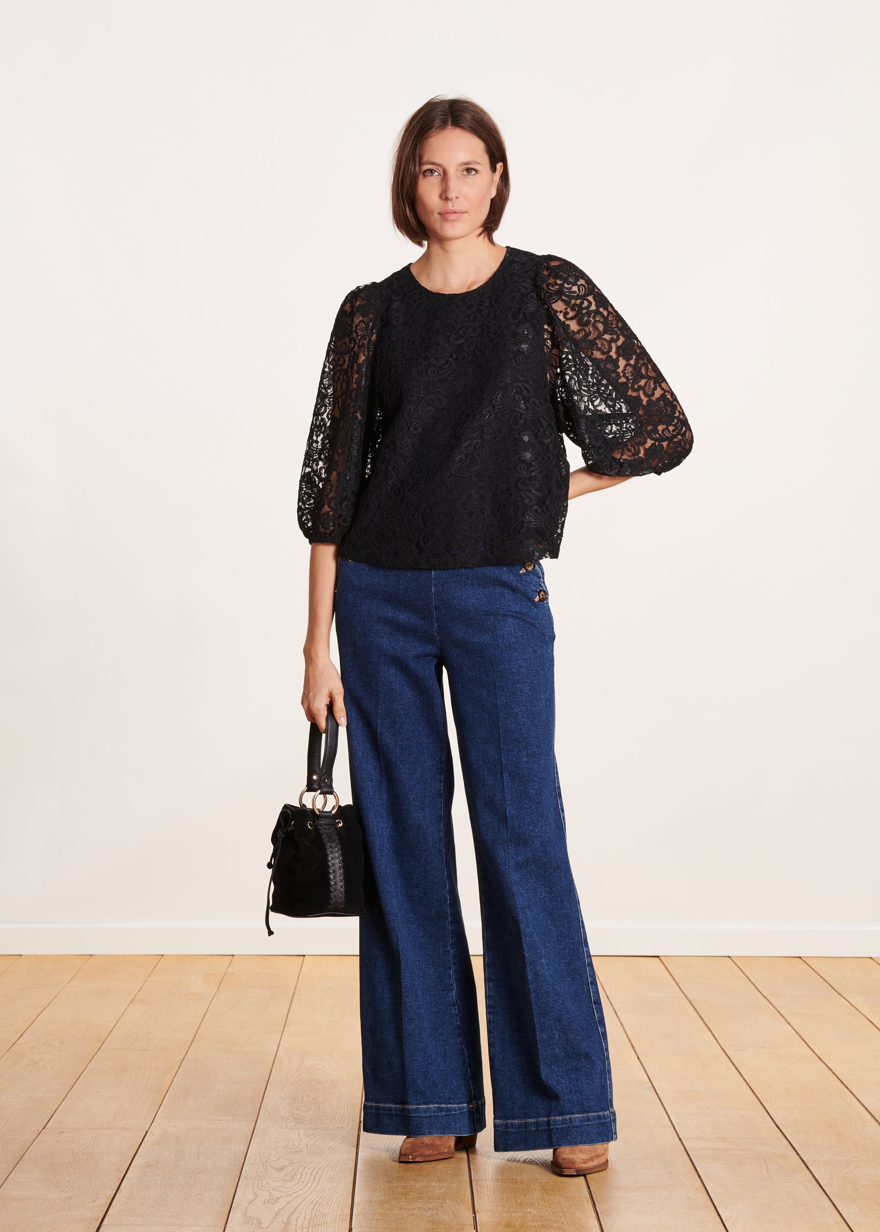 Blouse noire ample en dentelle