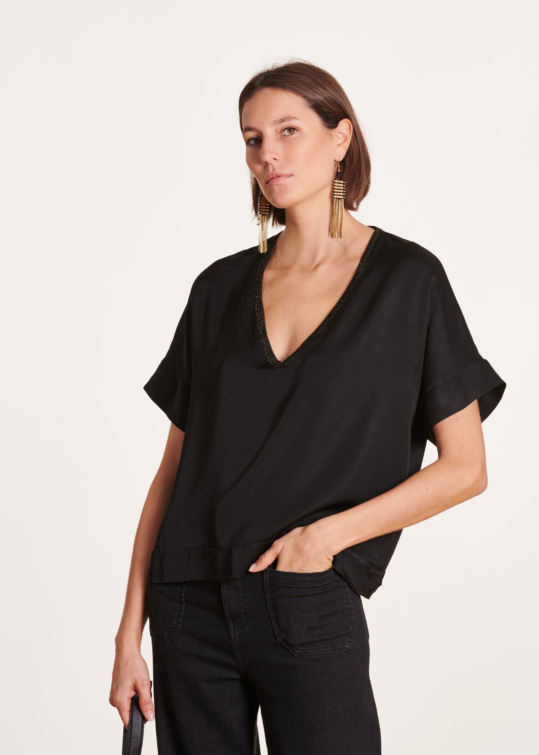 Top en satin noir à encolure V et manches courtes