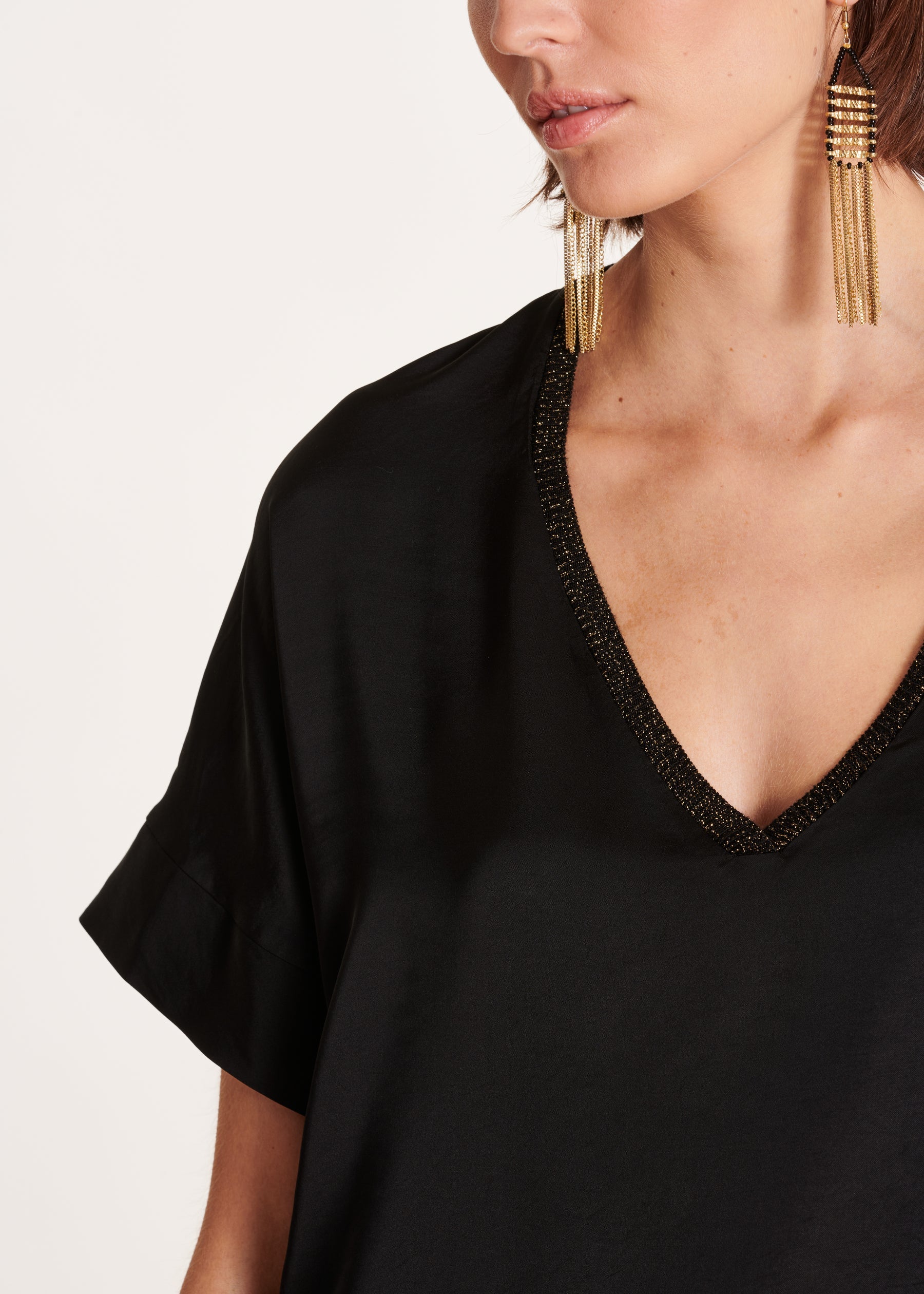 Top en satin noir à encolure V et manches courtes