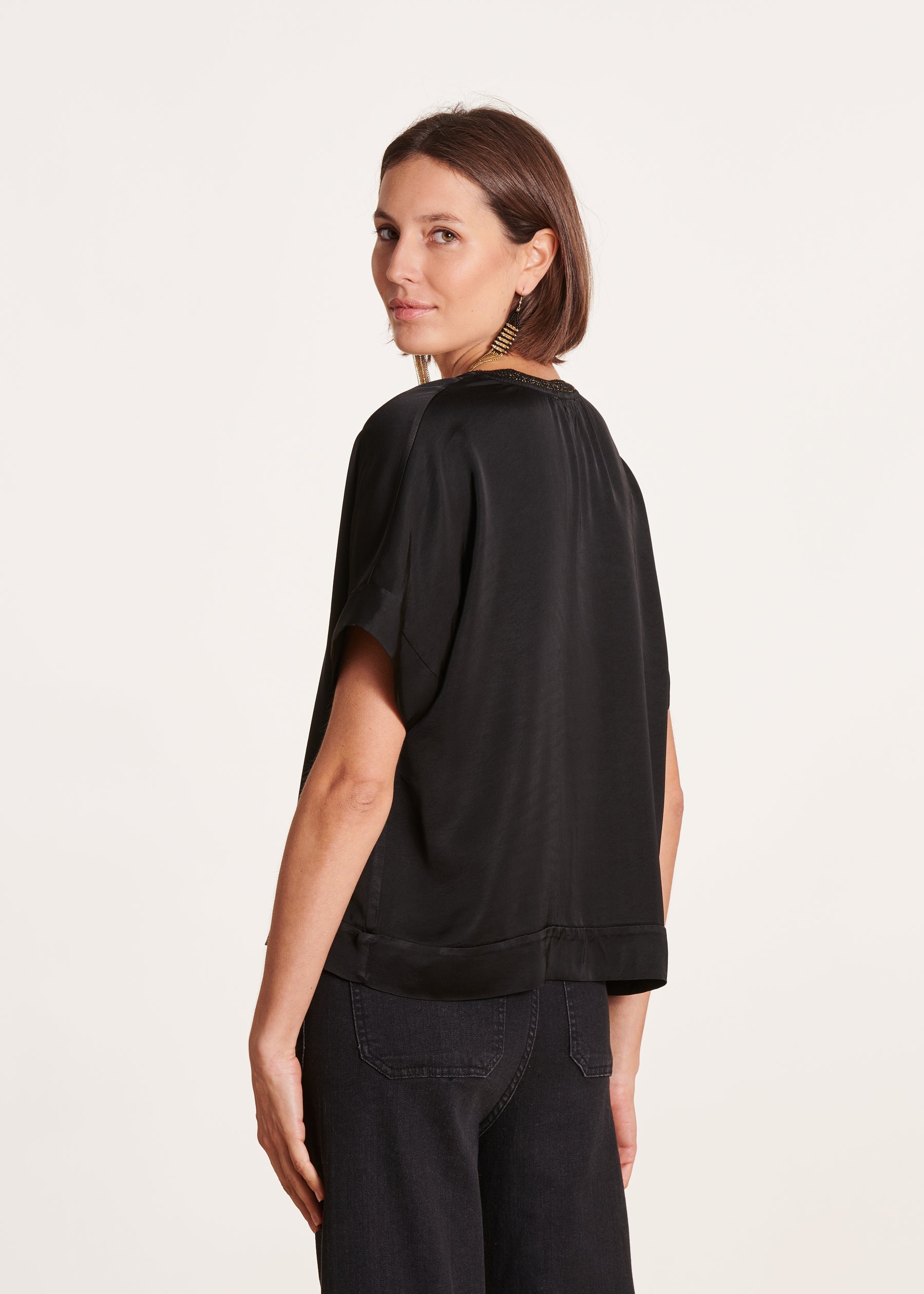 Top en satin noir à encolure V et manches courtes