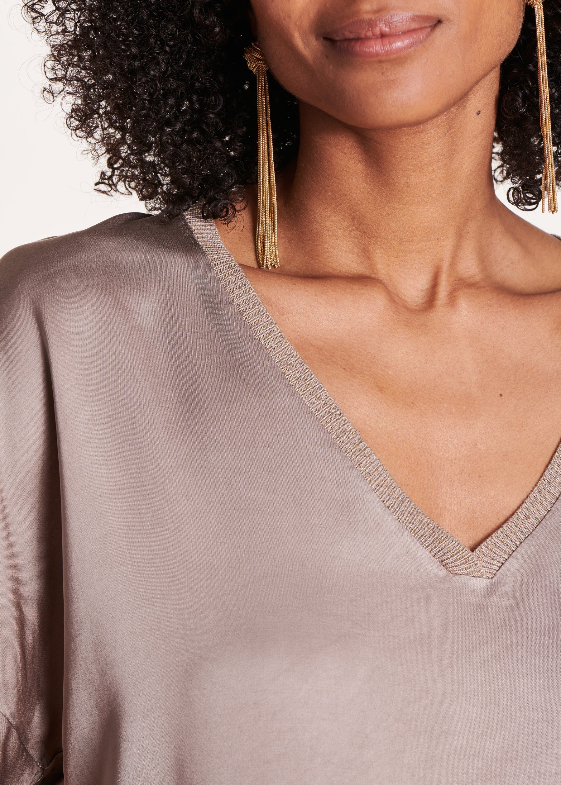 Top en satin taupe à encolure V et manches courtes