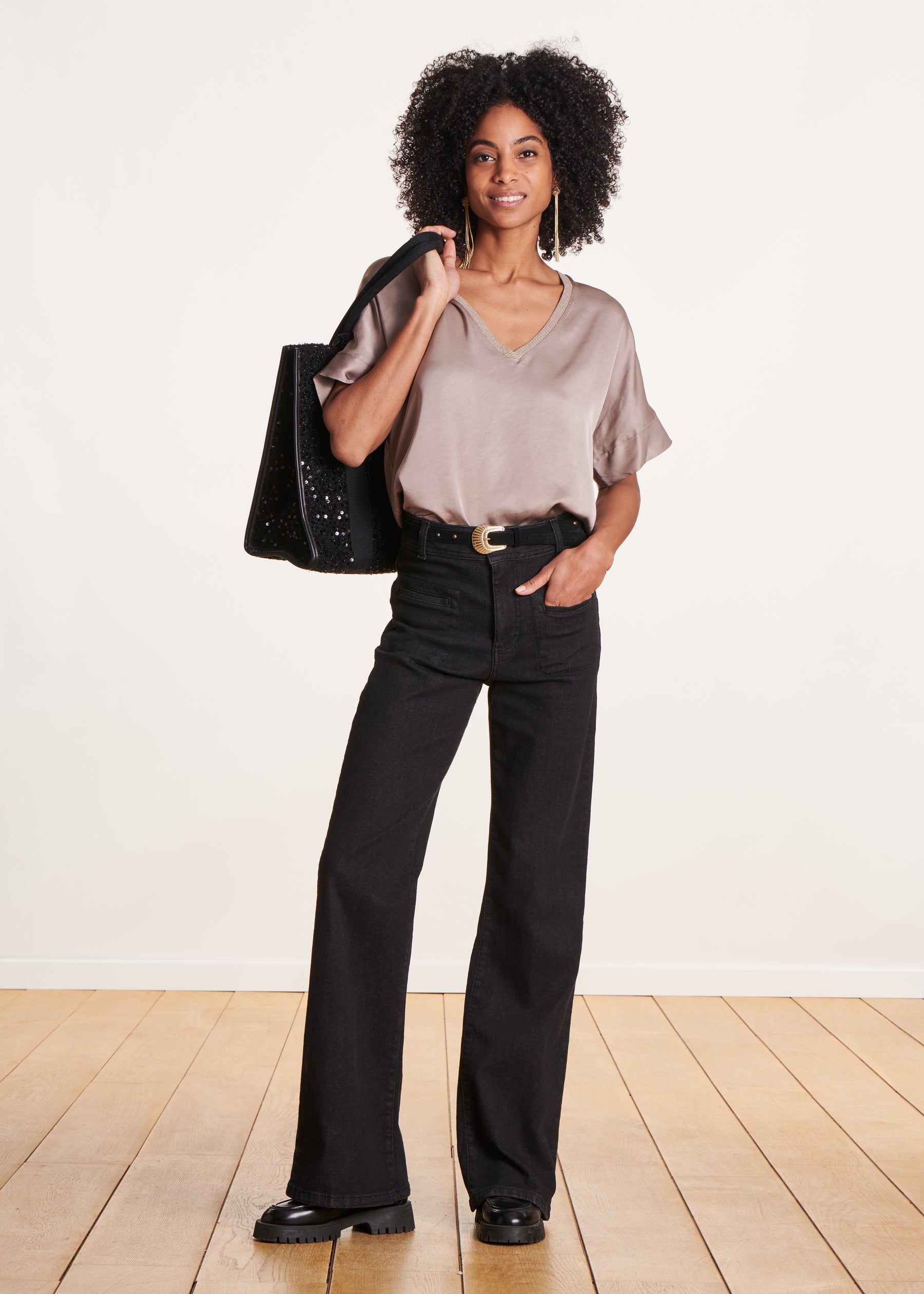 Top en satin taupe à encolure V et manches courtes